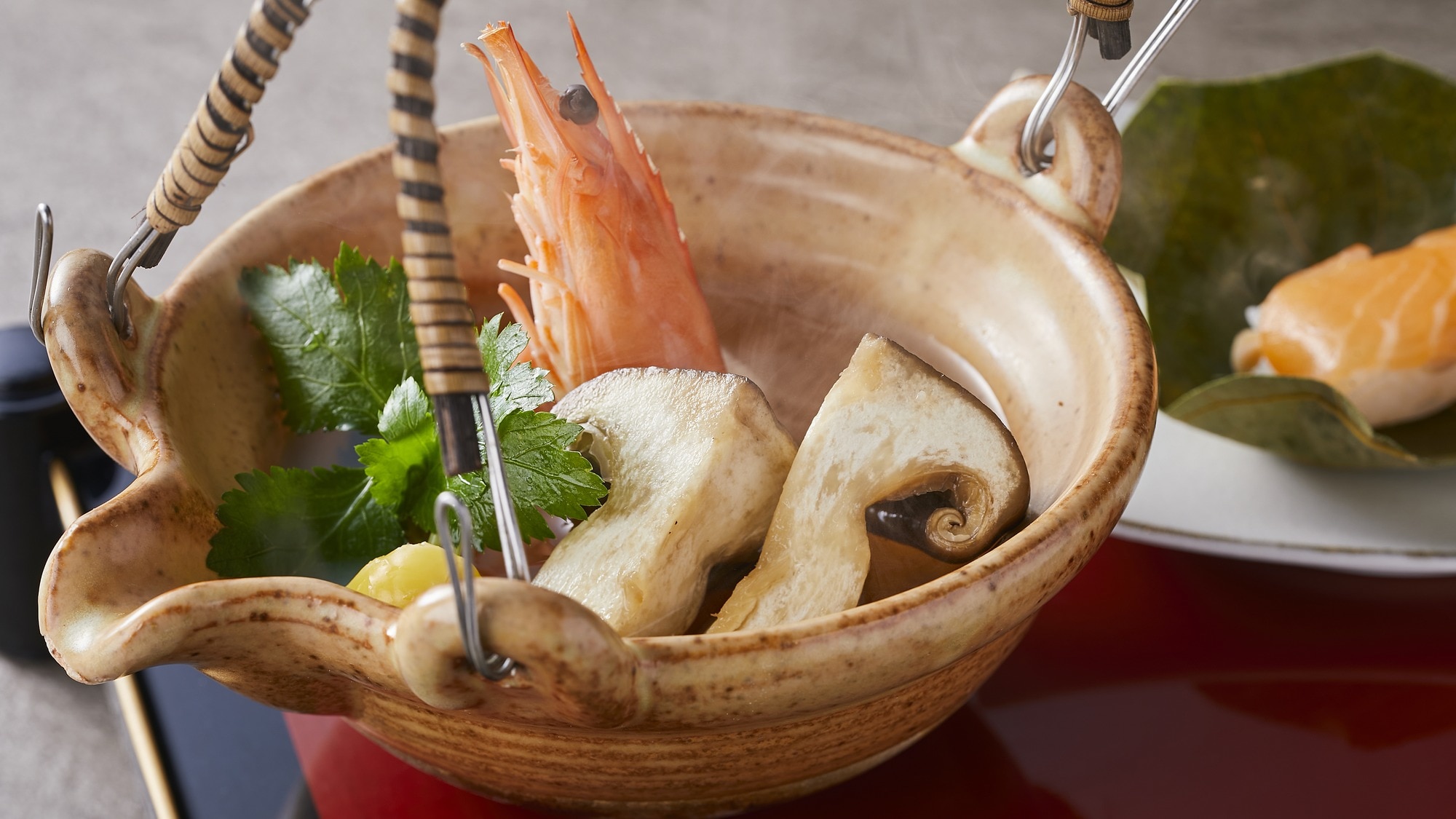 【特别怀石料理套餐】秋季（2026年9月-11月）- 开胃菜：土瓶蒸（陶罐蒸菜）和柿叶寿司（鲑鱼）