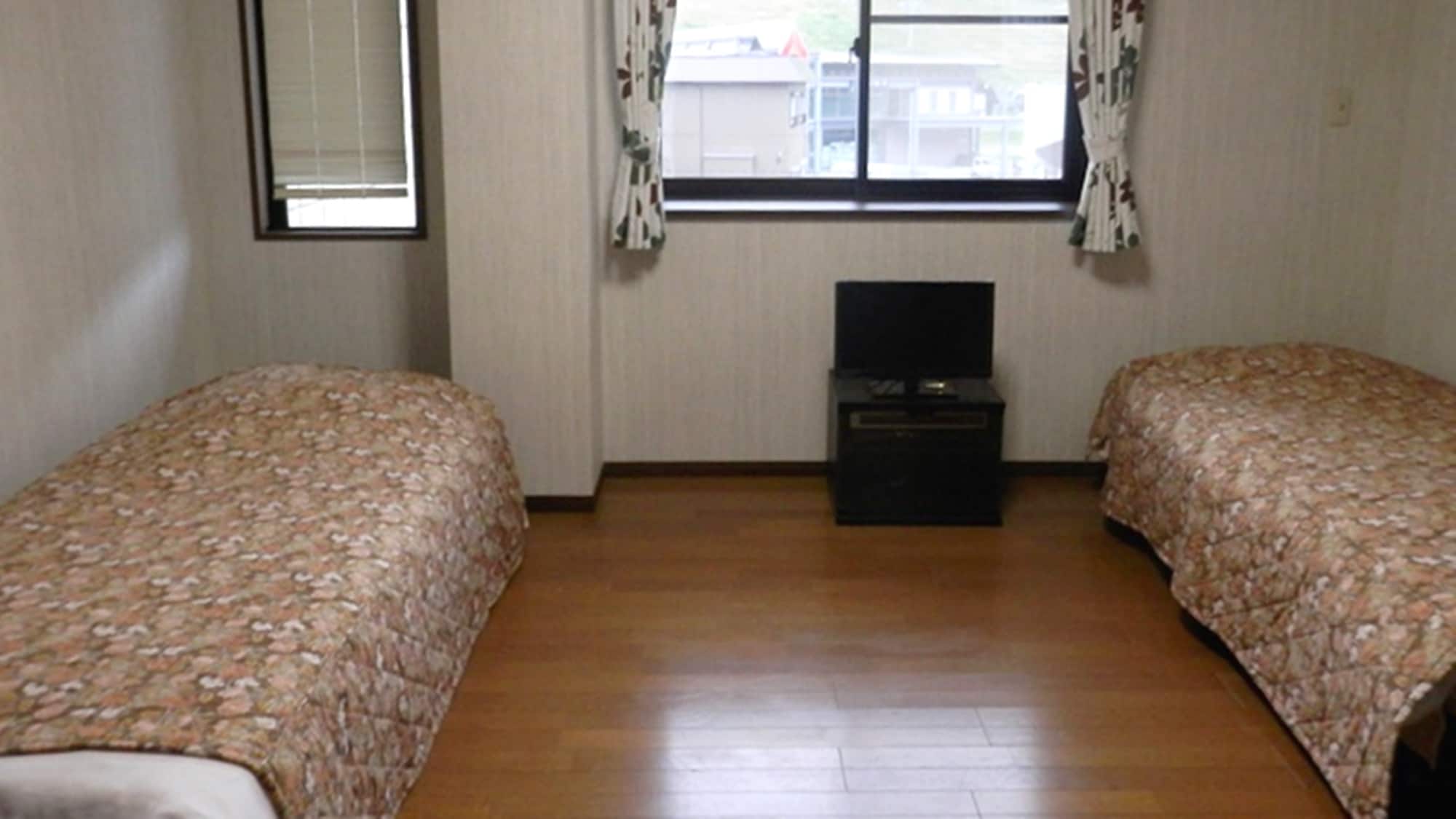 *[Example of a 9 tatami Western-style room] Twin beds are placed in the Western-style room. Non-smoking.