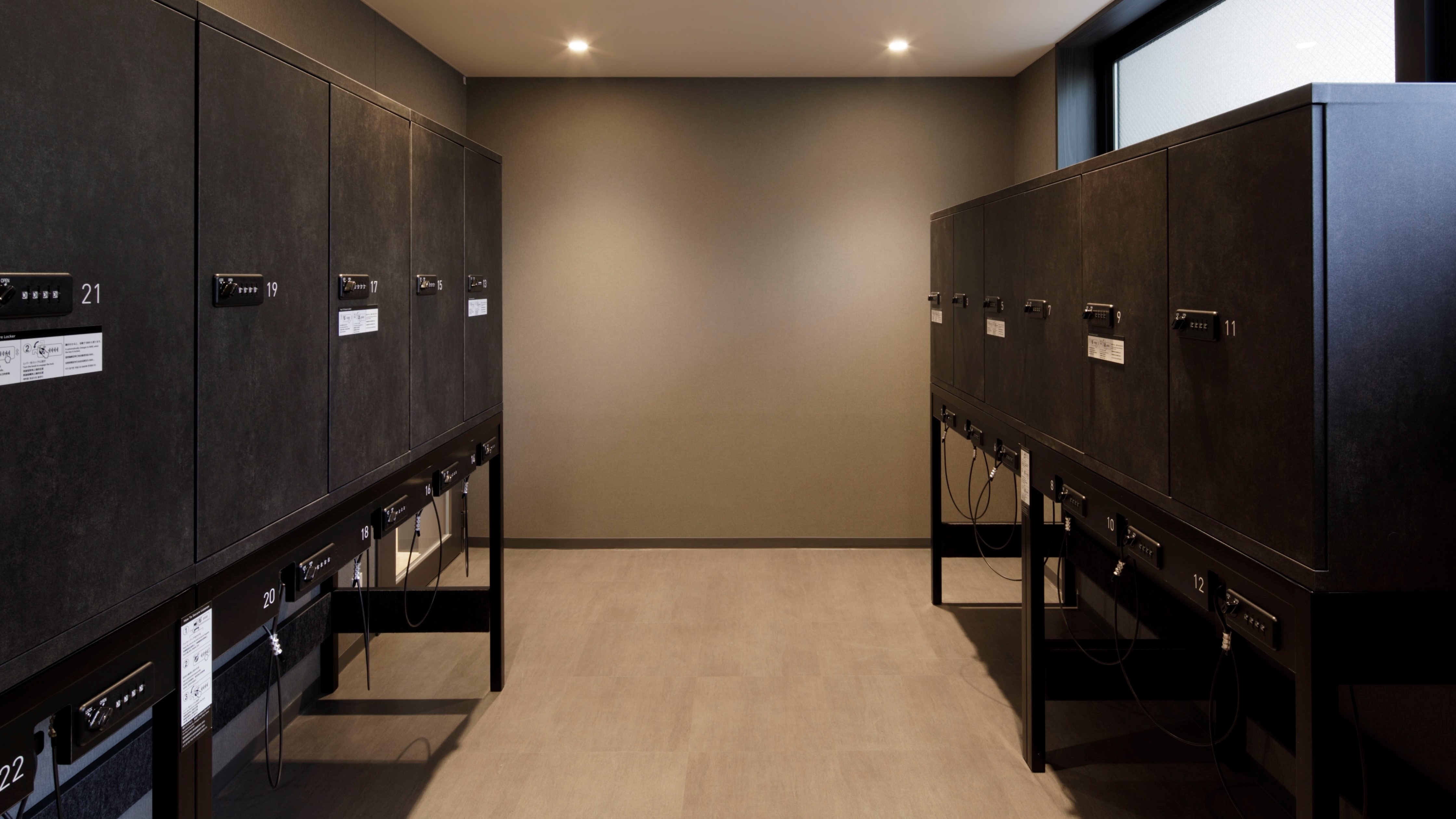 Baggage Space Lockers (1F)/Please ask at the front desk when using