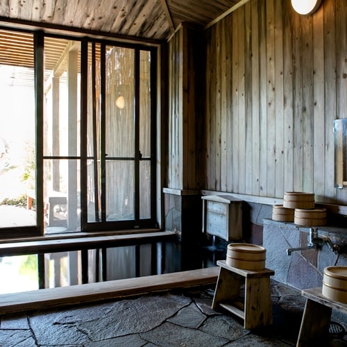 請一邊享受柏樹的香氣，一邊在溫泉中放鬆。