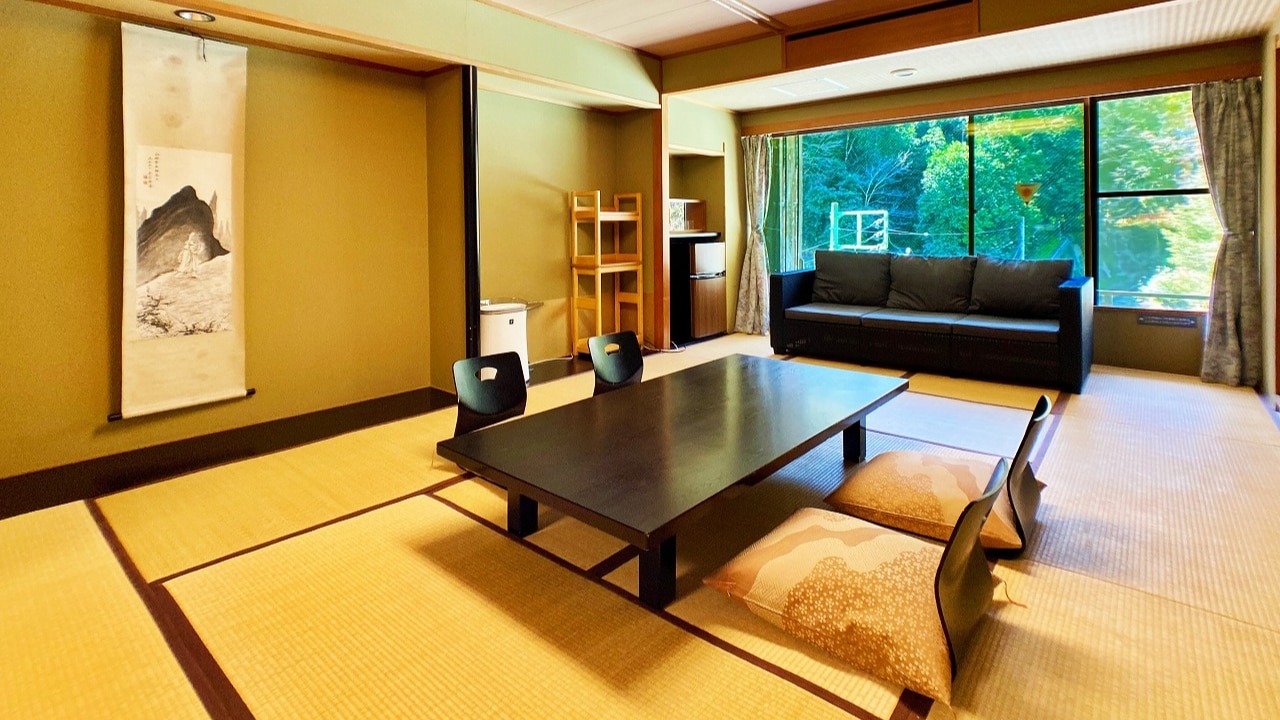 Spacious Japanese-style room 14 tatami mats + 6 tatami mats 2 rooms (with bath and toilet) Non-smoking