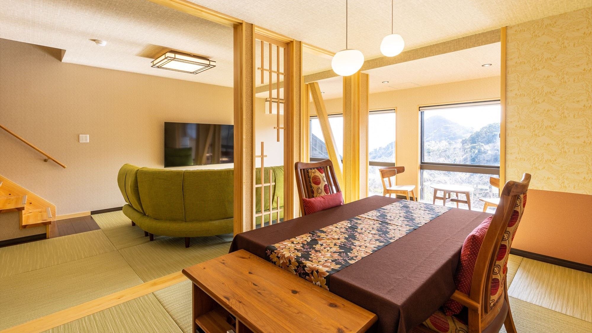 [Kawazuzakura 1st floor] Meals are served in your room! Enjoy the ever-changing scenery outside in this spacious dining room.
