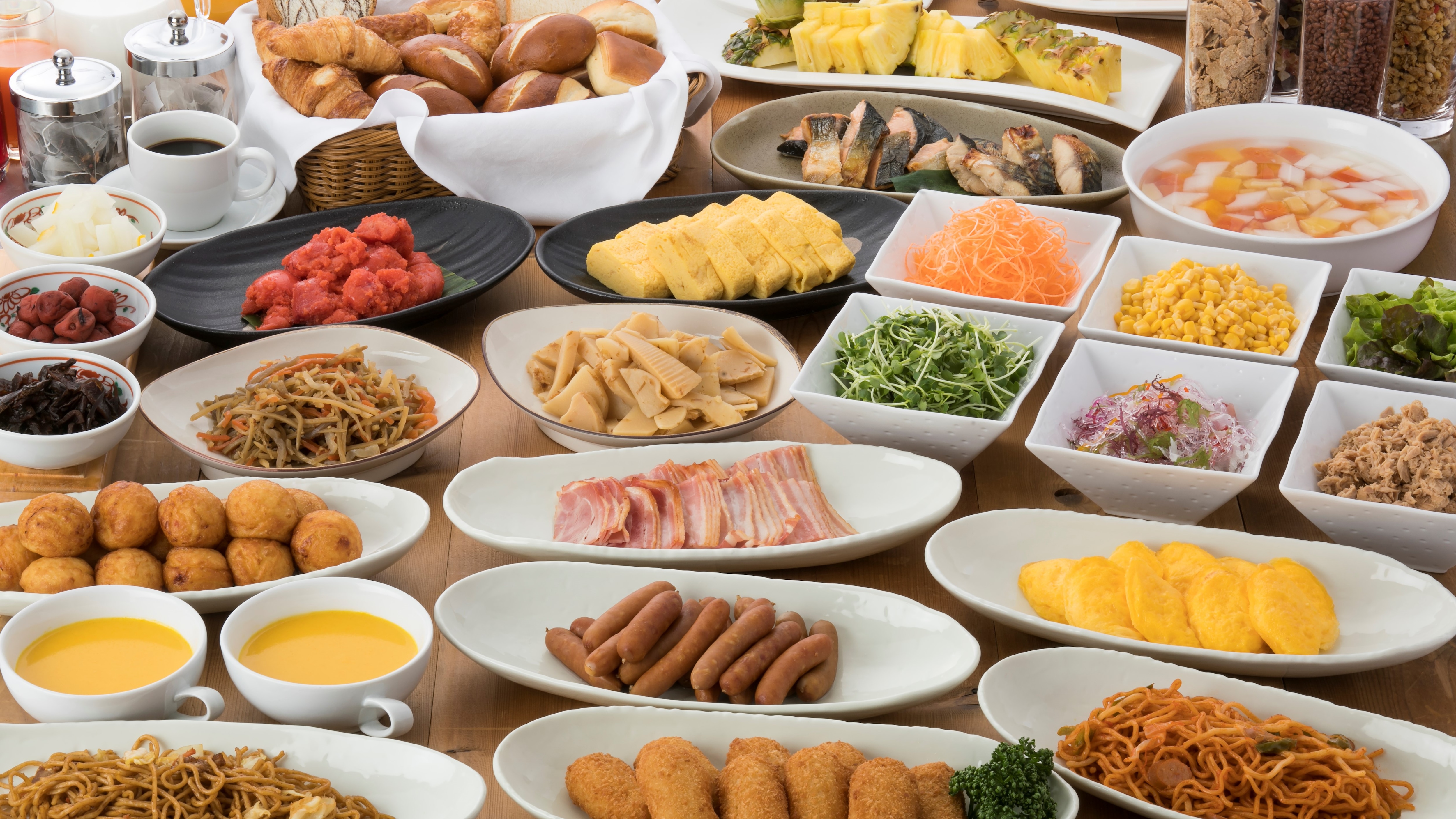 <Sarapan prasmanan> Lebih dari 30 jenis prasmanan Jepang dan Barat buka setiap pagi dari pukul 7:00 hingga 8:30 pemesanan terakhir