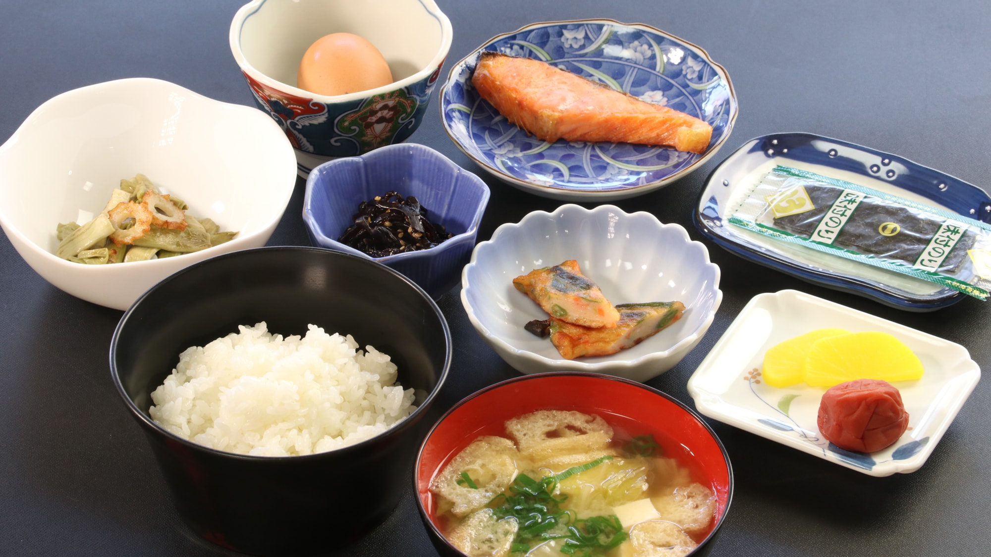 ☆日式早餐。小菜以山珍海味为主。