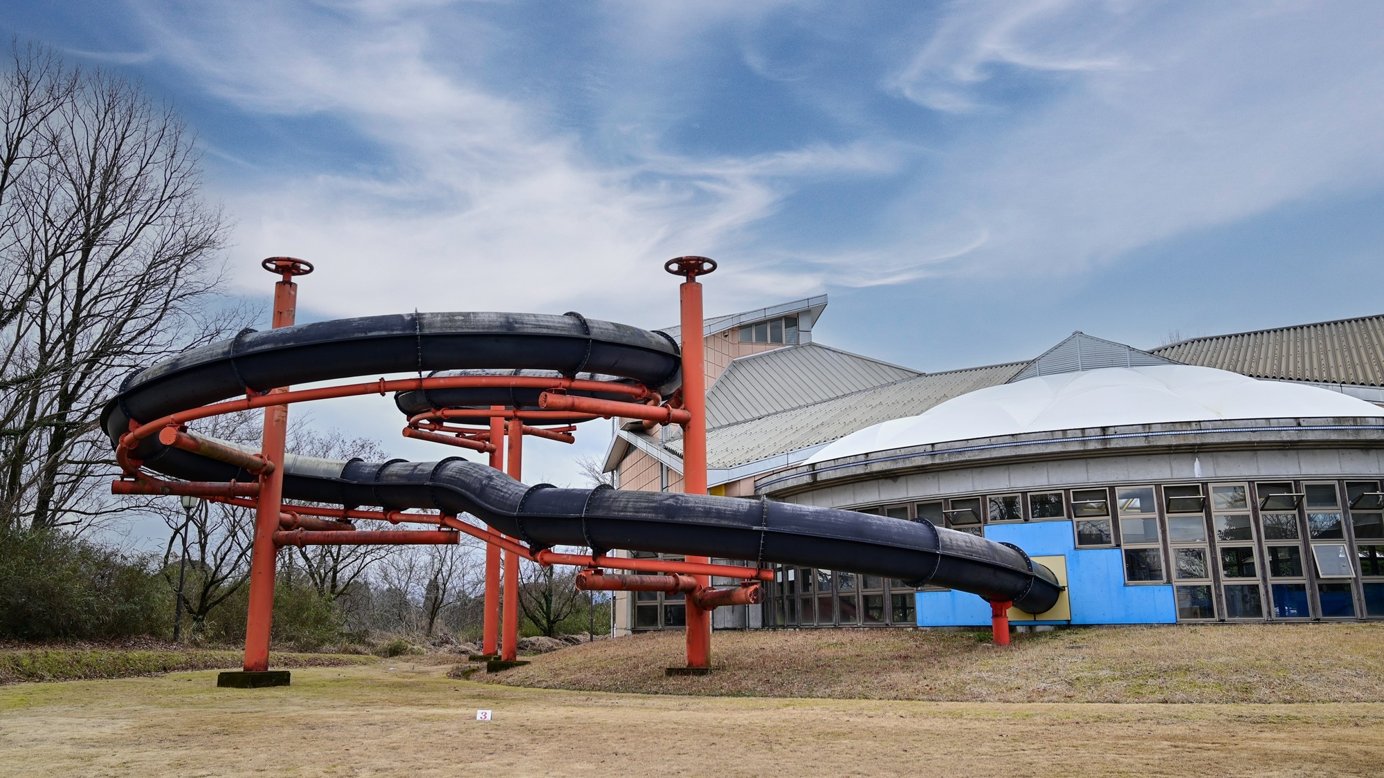 *[Indoor Pool] Indoor pool during summer! There is a long slide that children will enjoy! Please come and play.