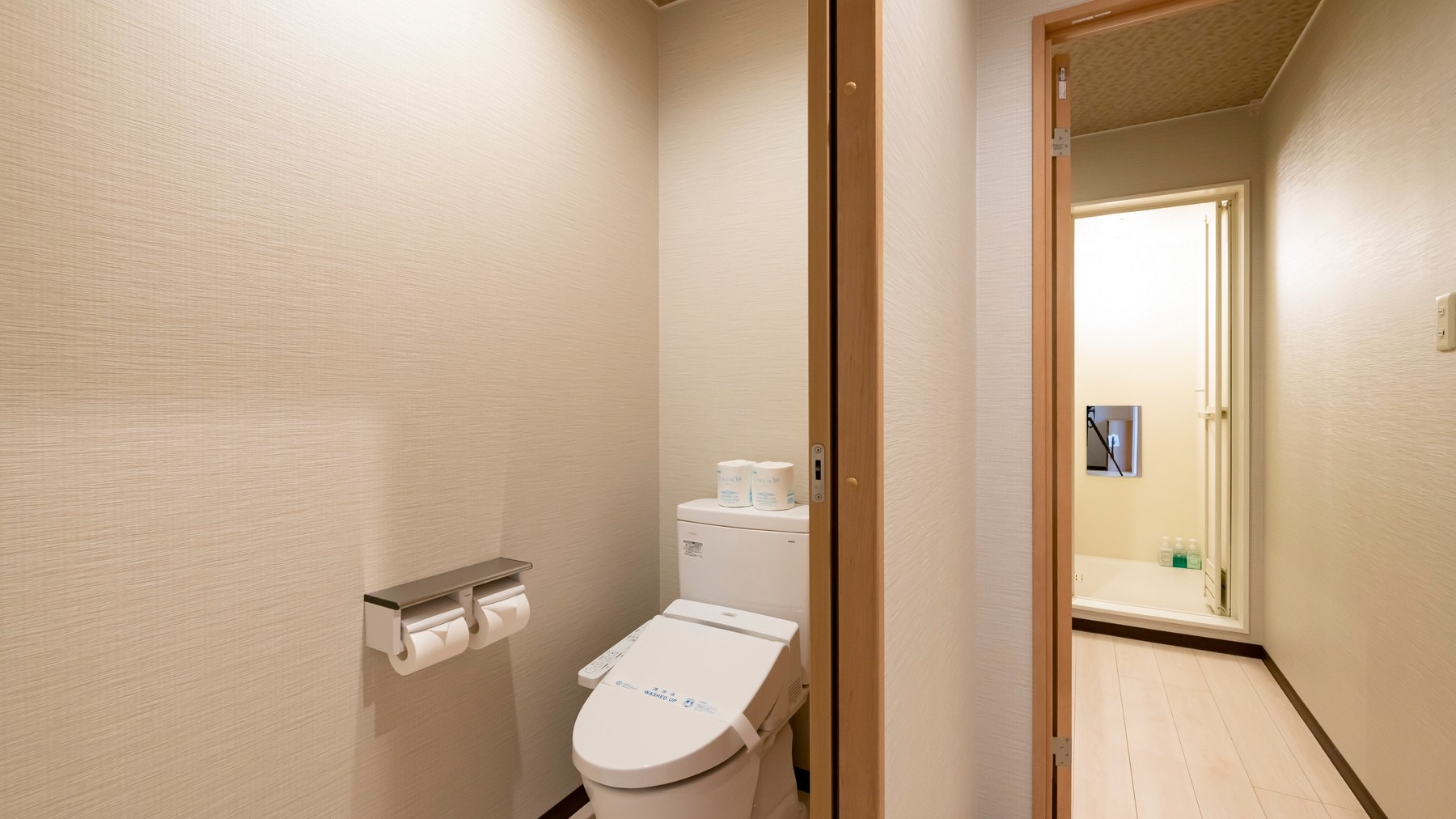 <Relax in this spacious Japanese-style room of 12 to 15 tatami mats> The sink, bath, and toilet are separate, so you can use them without hesitation.