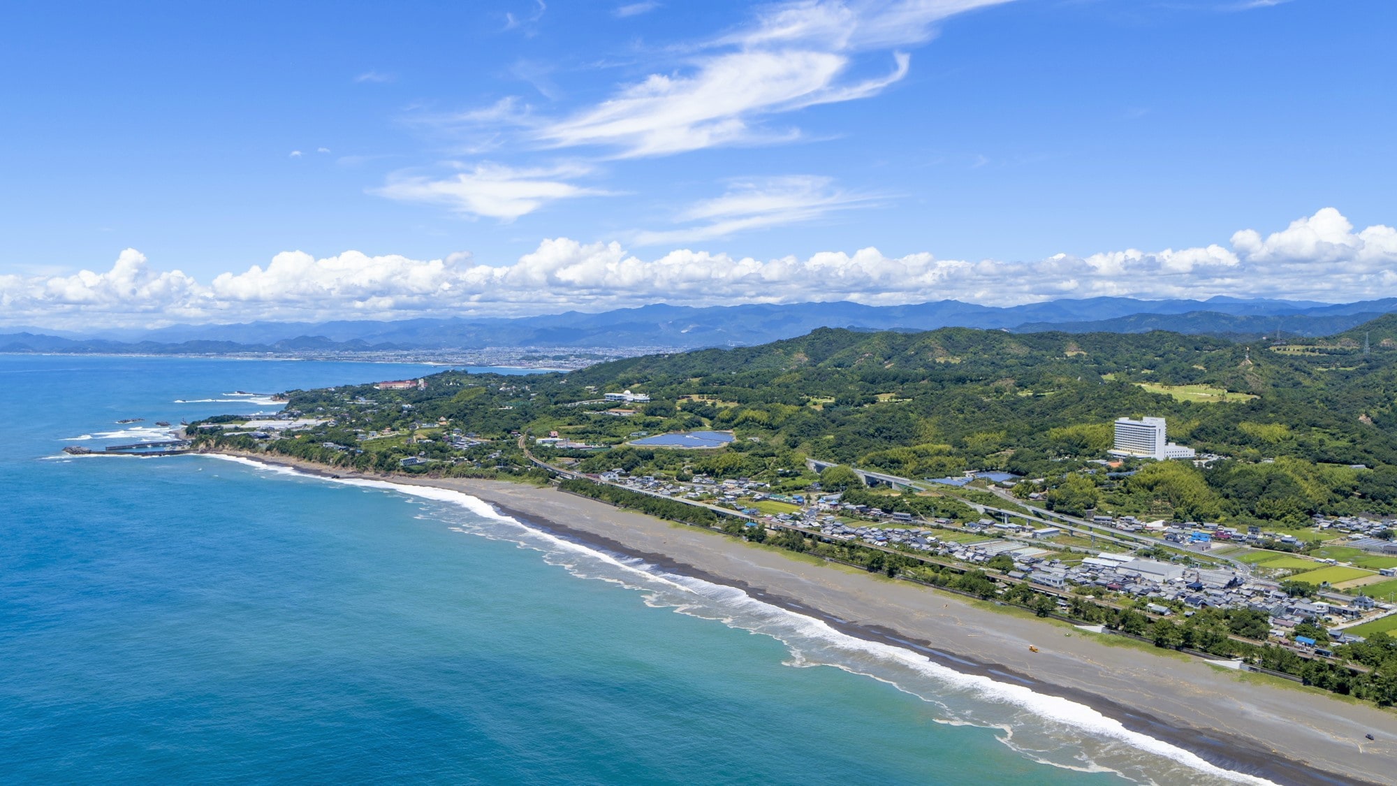 [Exterior image] The magnificent Pacific Ocean and the idyllic scenery of Geisei Village are unique to our hotel.
