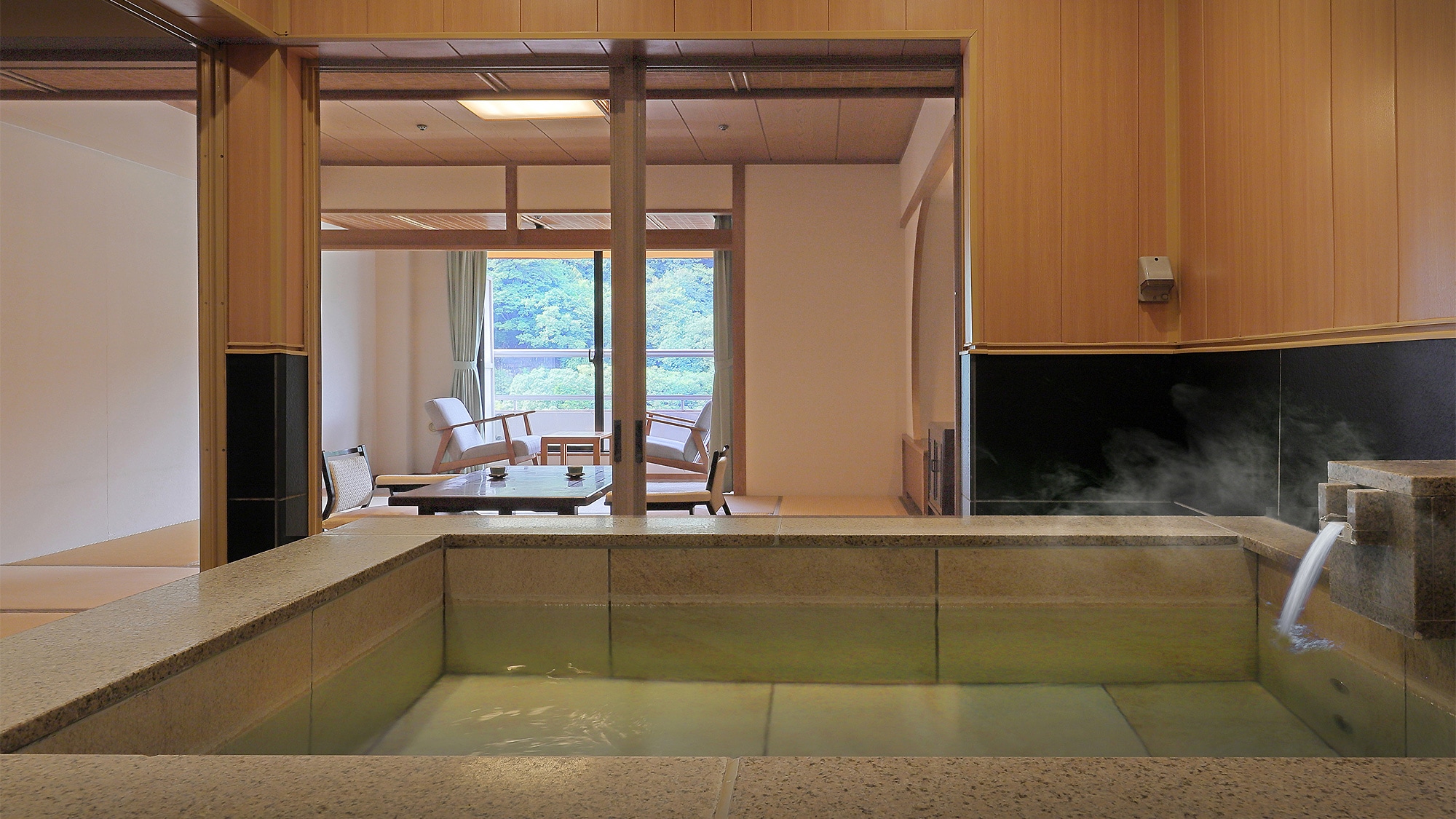 [Japanese-style room] Top floor, family room with bath