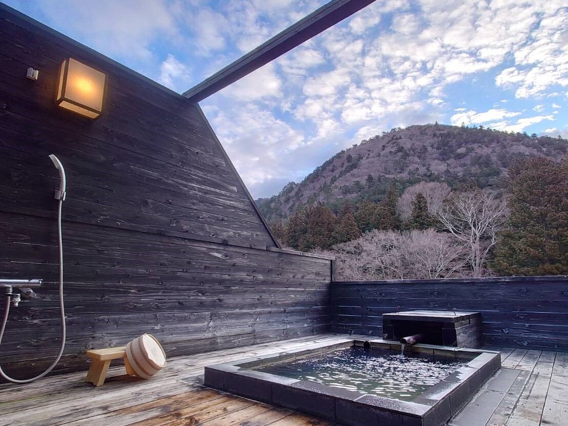 A wonderful view! A private open-air bath overlooking the mountains of Shiobara Onsen and the Hoki River in all four seasons