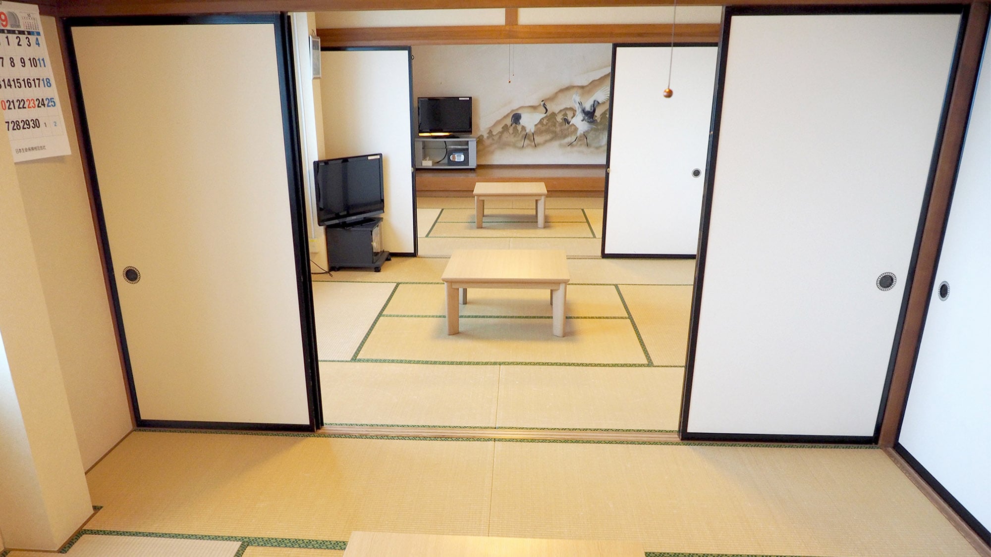 ・ [Japanese-style room with 8 tatami mats] When using in 1 or 2 rooms, it will be separated from the next room.