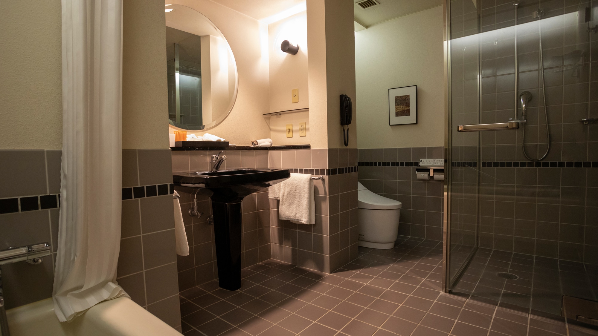 Superior room bathroom