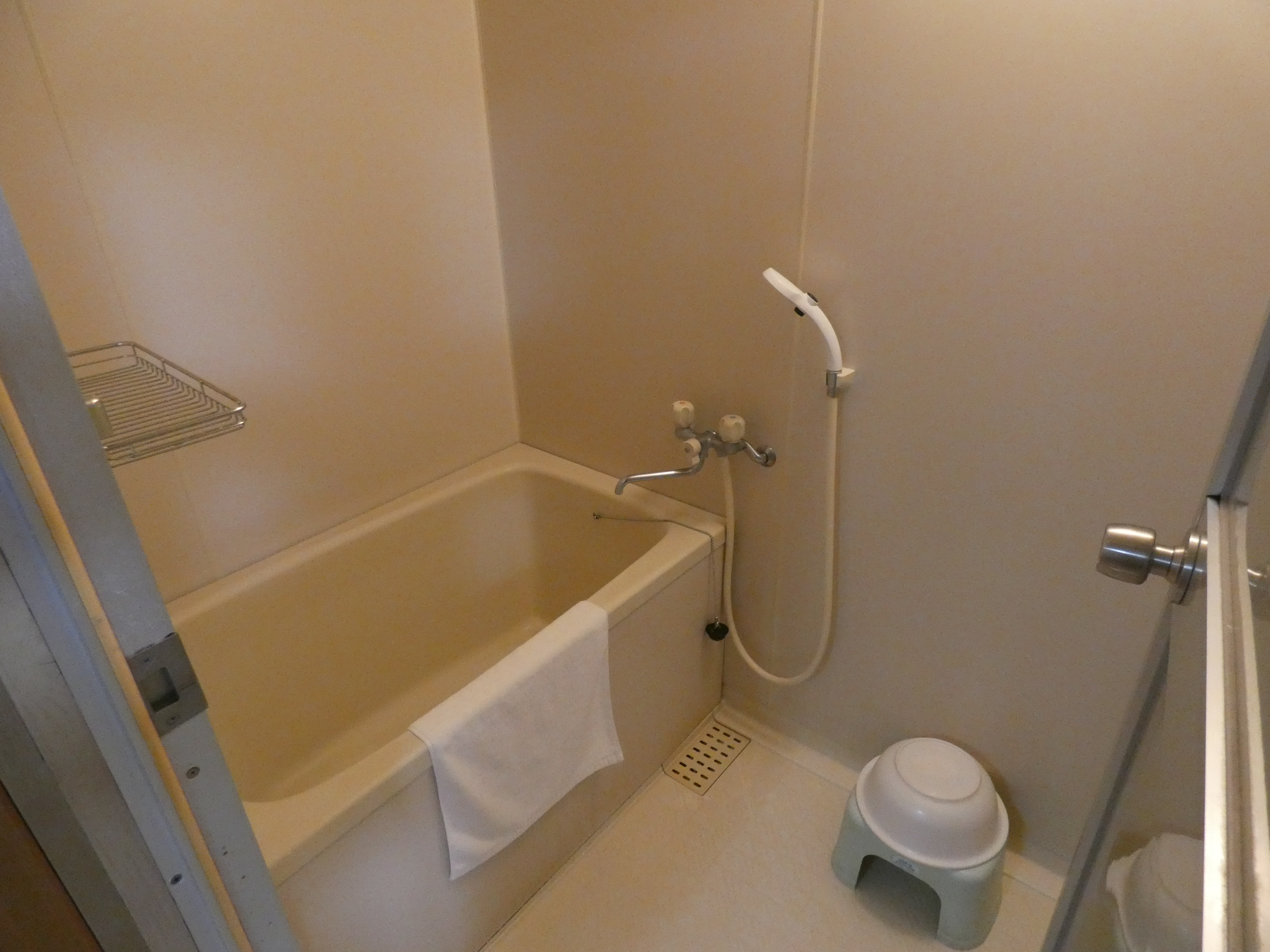 Large hall bath A