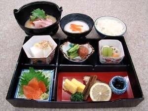 An example of breakfast includes 'Honashi-jiru' soup and alpine salmon sashimi!