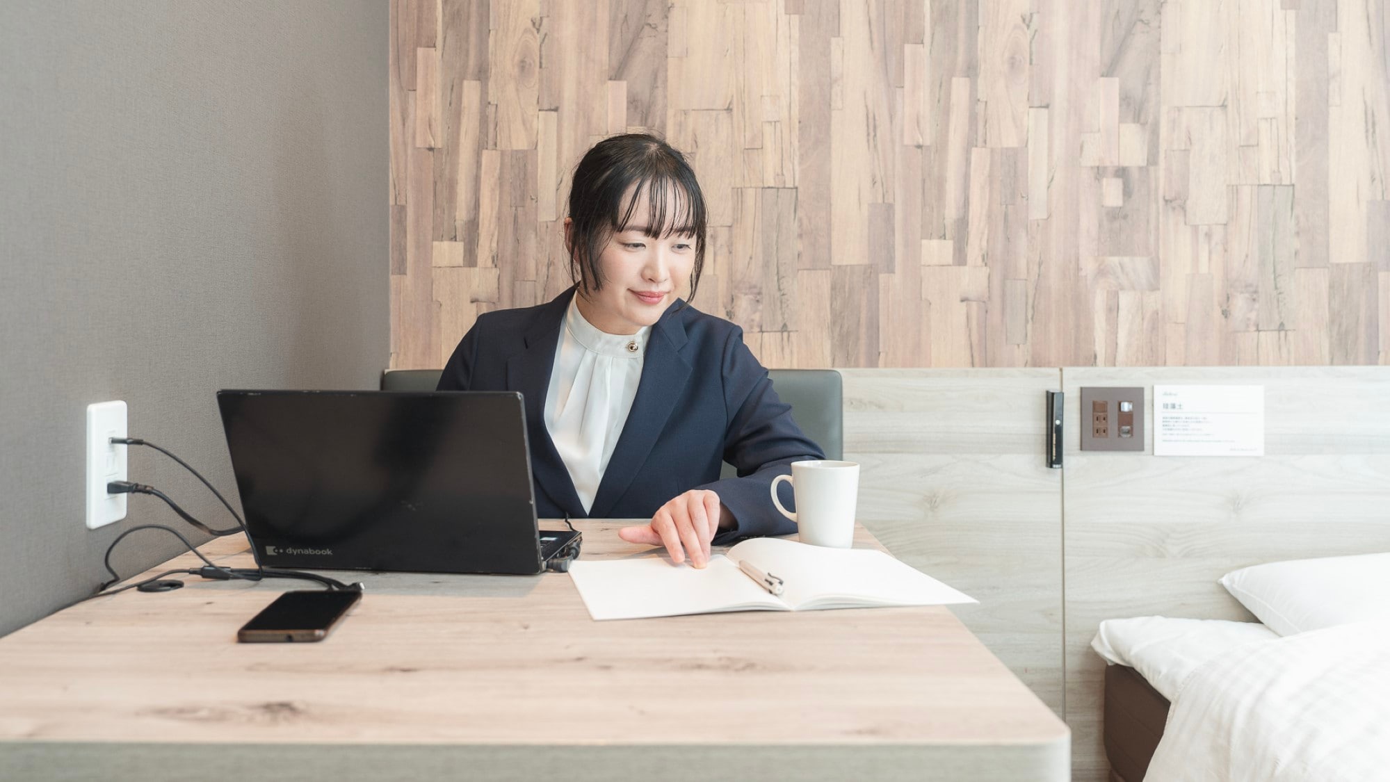 Bàn làm việc rộng rãi giúp công việc dễ dàng hơn