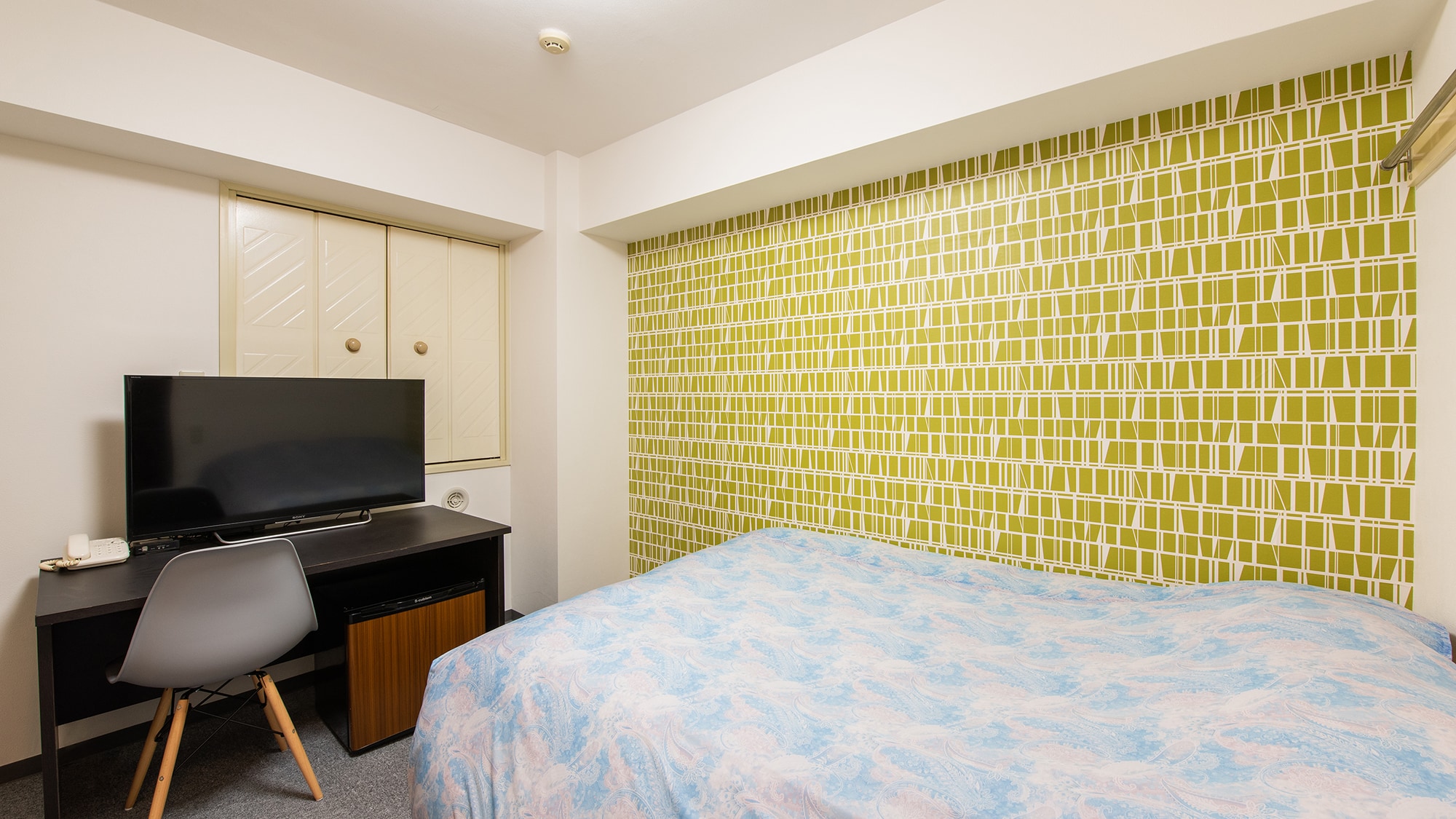 Renewal of guest rooms Separate bath and toilet. Cute wallpaper too.