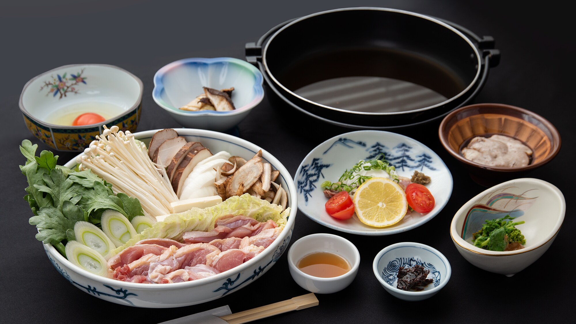 *[Local Chicken Sukiyaki] Juicy Kyushu local chicken (locally raised chicken) in a sweet and spicy sauce.