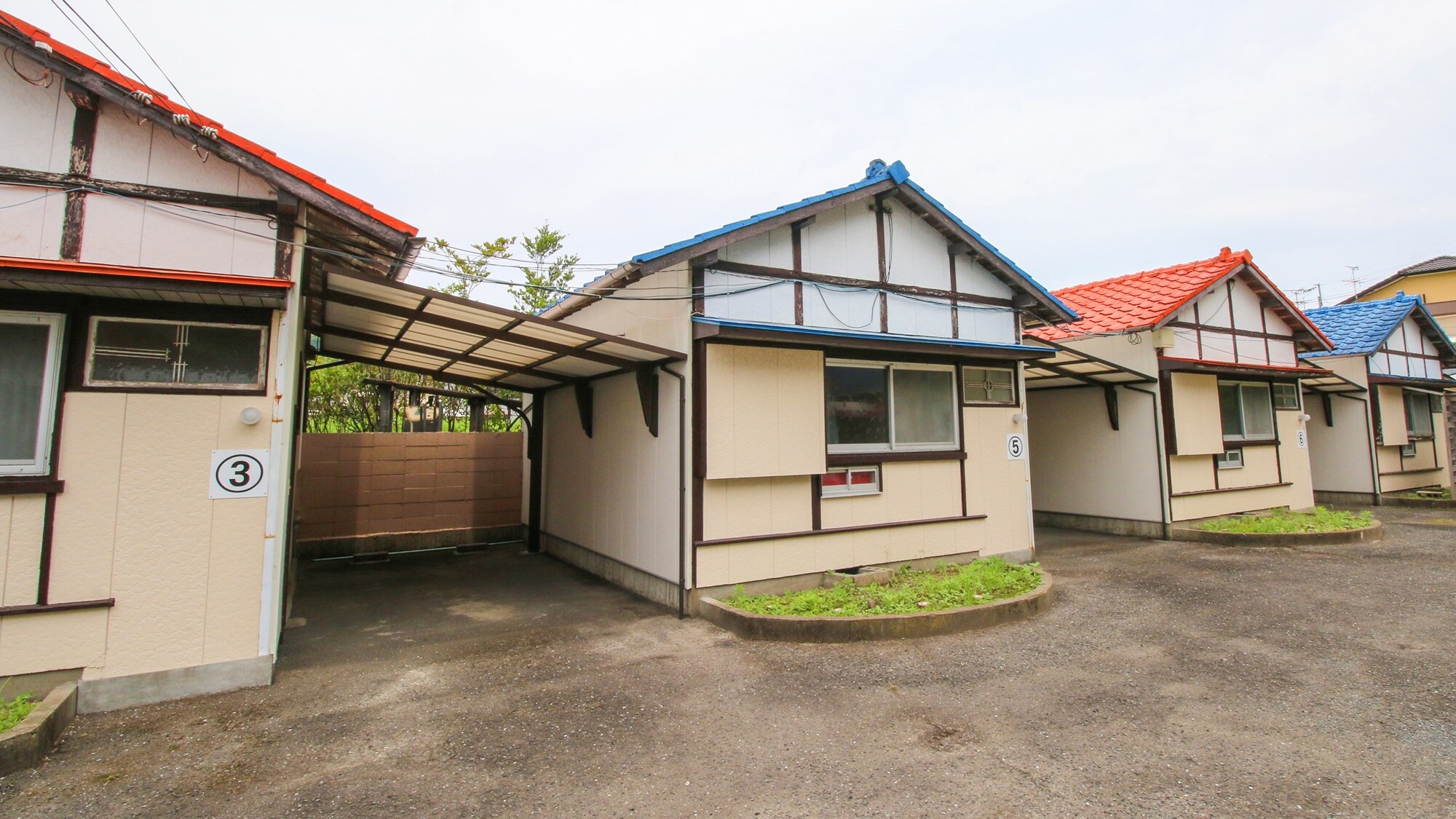 [Exterior of detached house] You can spend your time without worrying about the neighbors.