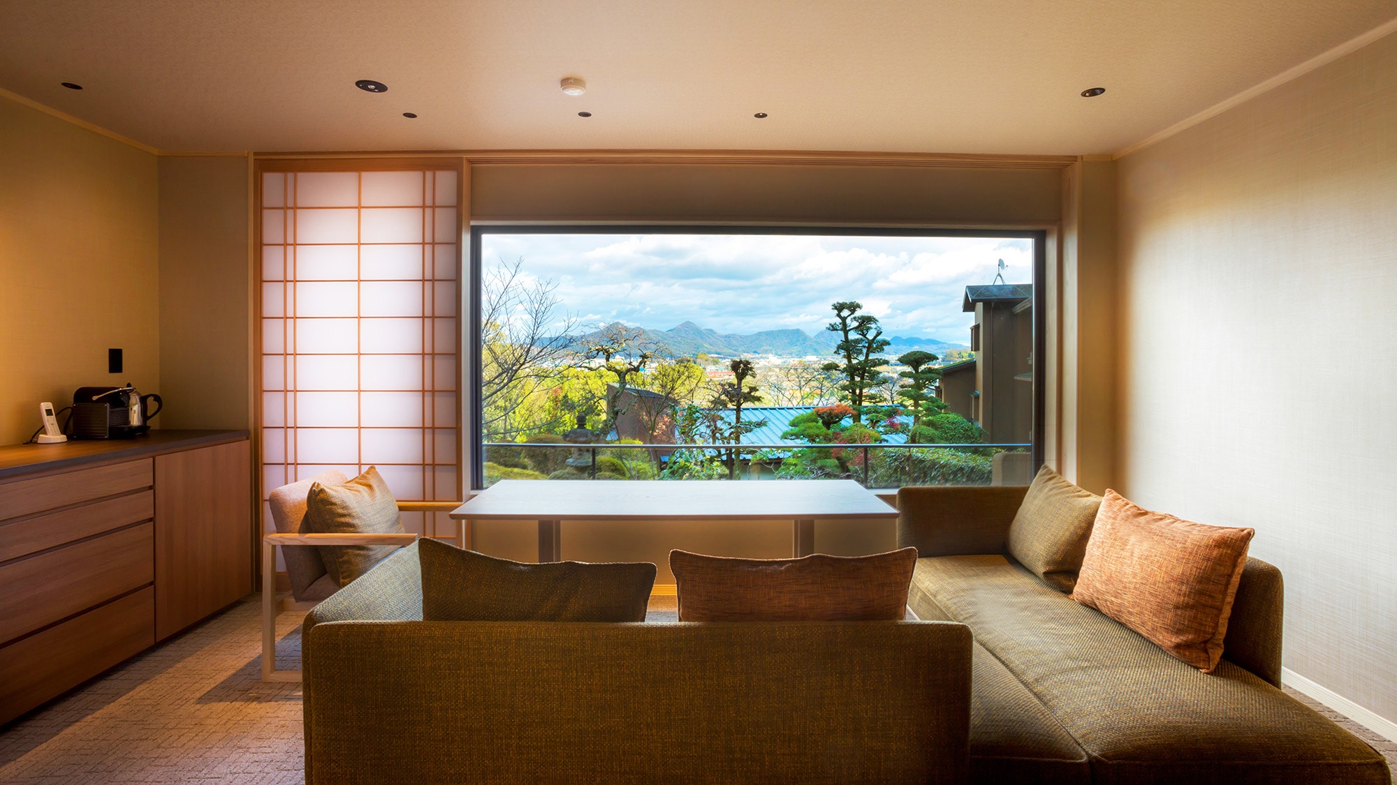 [Sansuikaku/Japanese-Western room E with private open-air bath] Emotional scenery reflected in the large window glass