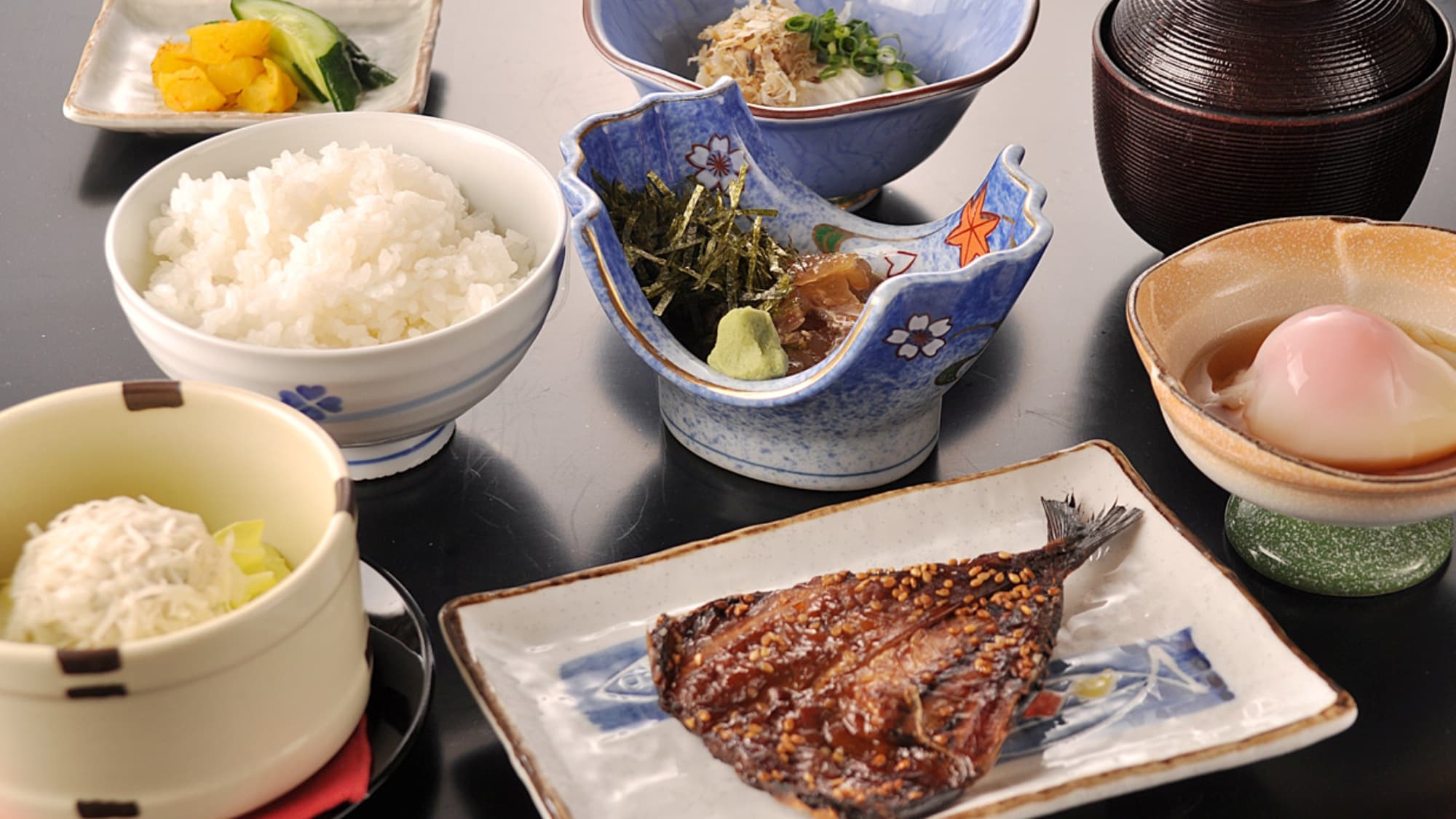 [Breakfast example] A breakfast unique to Yobuko, such as freshly grilled horse mackerel, homemade tofu, and pickled fish.