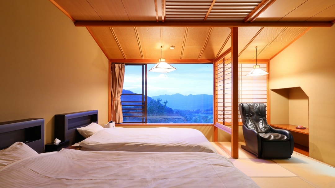 [Countryside view] Japanese-style room with 10 tatami mats, twin beds/width 120 cm