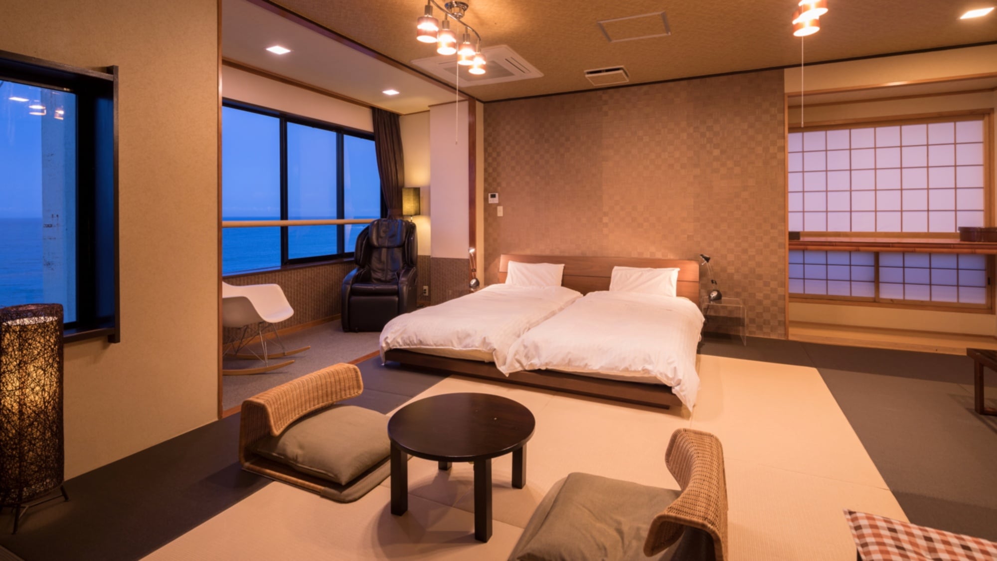 With an indoor bath overlooking the sea [Kagetsu / Japanese-style room 16 tatami mats]