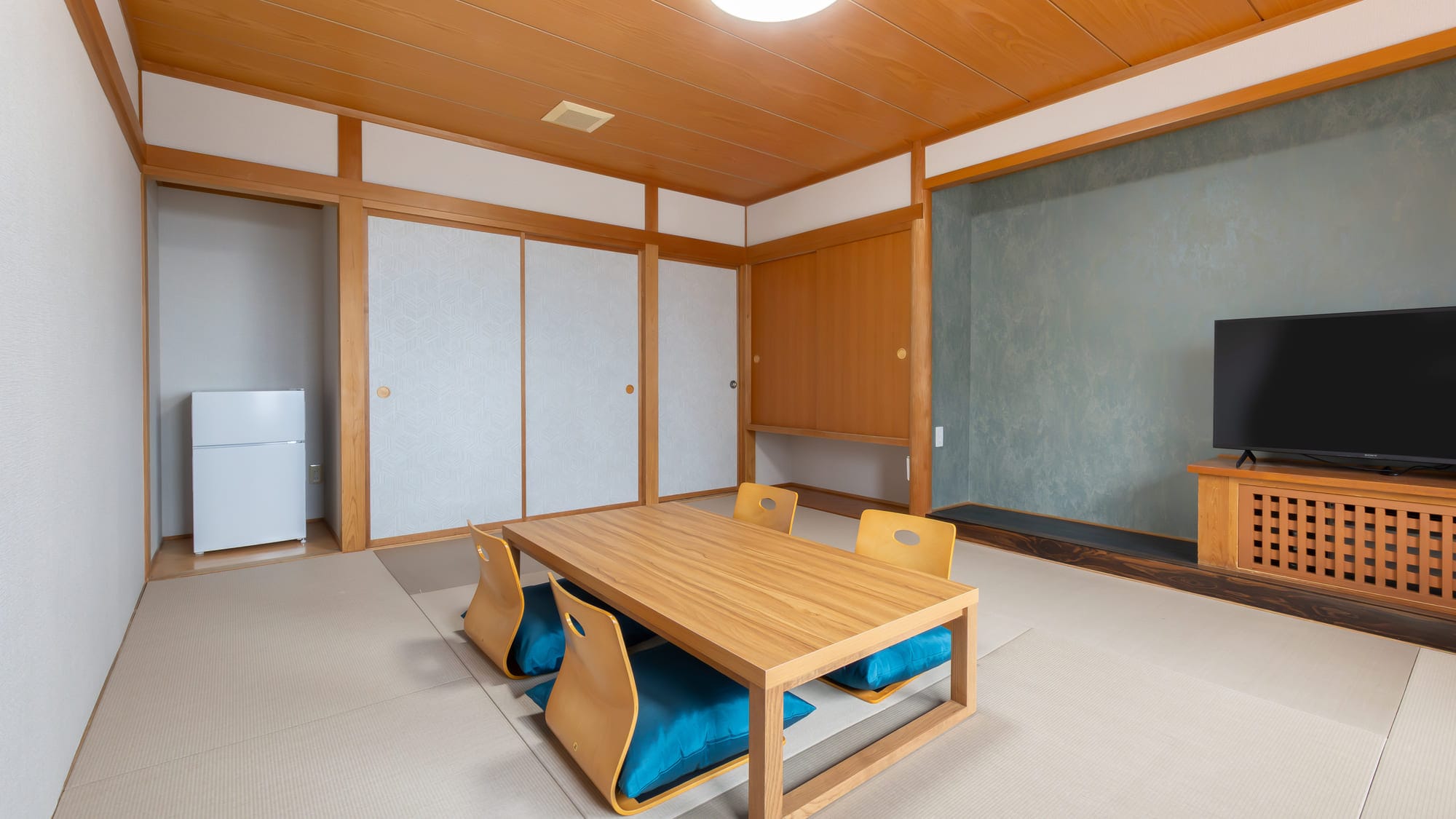 <Renewed in December 2025> Japanese-style room (10 tatami mats + 8 tatami mats) without bath. Can comfortably accommodate up to 9 people.