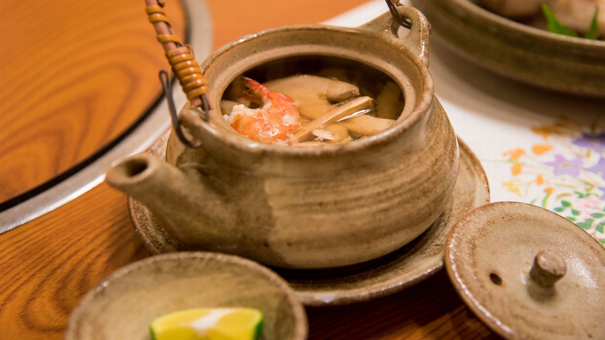 [Matsutake mushroom in earthenware pot] *For illustration purposes only