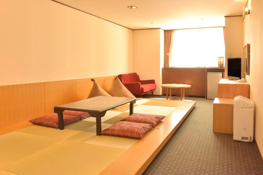 Small rise type Ryukyu tatami Japanese-style room (non-smoking)