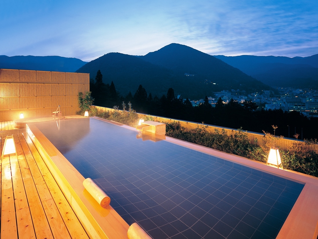 4: 3 for submission: Open-air bath with a view at night 01