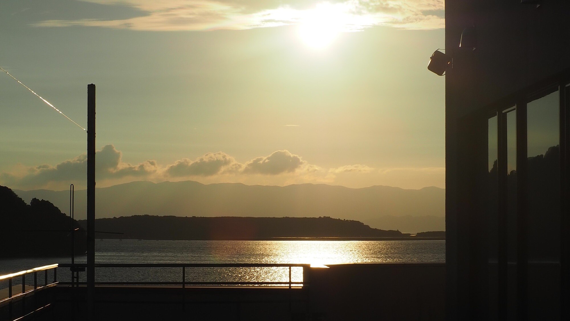 6樓餐廳的露台。目前，你不能在這裡吃飯，但你可以自由地到外面看海♪