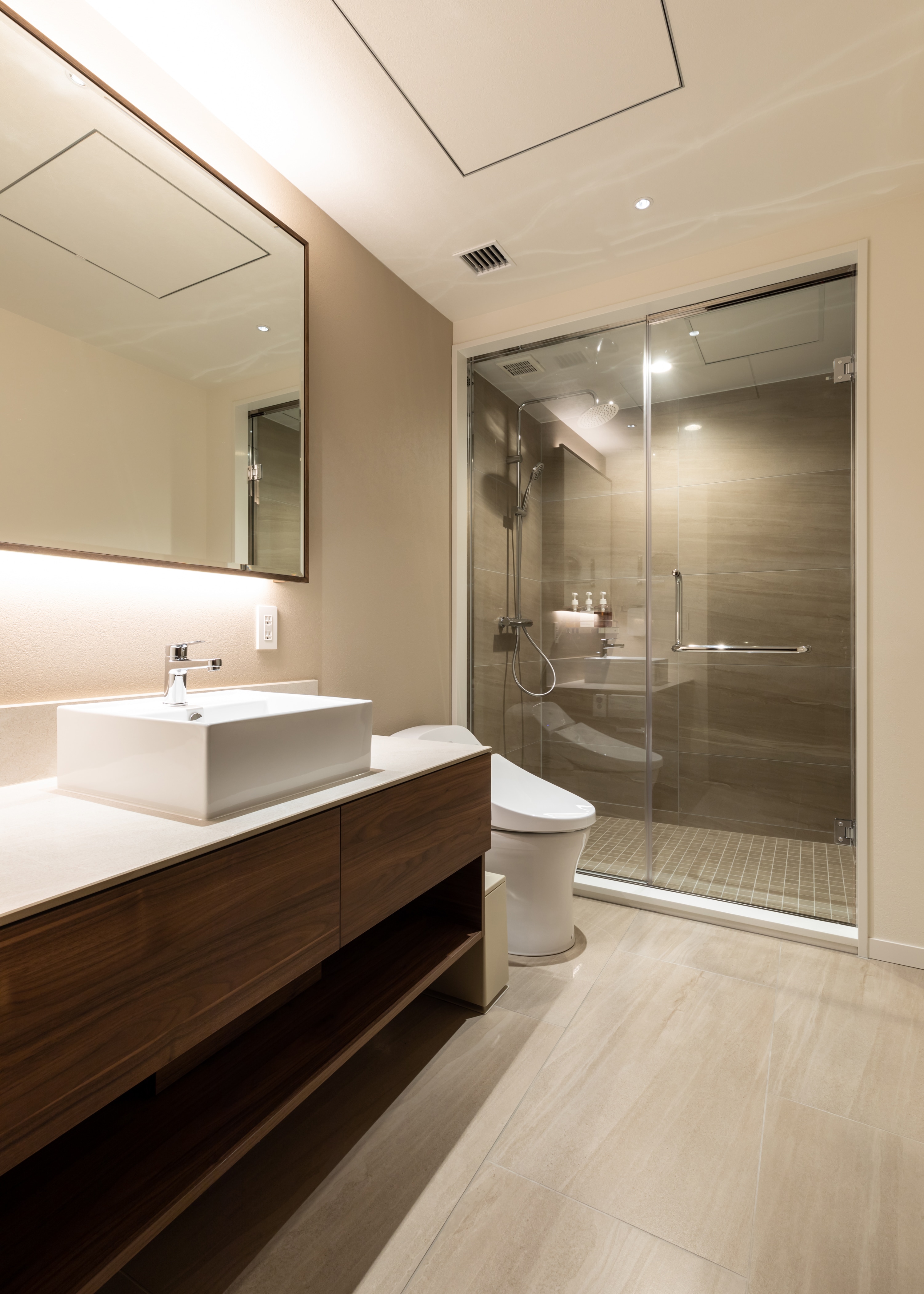 One Bedroom Deluxe Suite Washroom