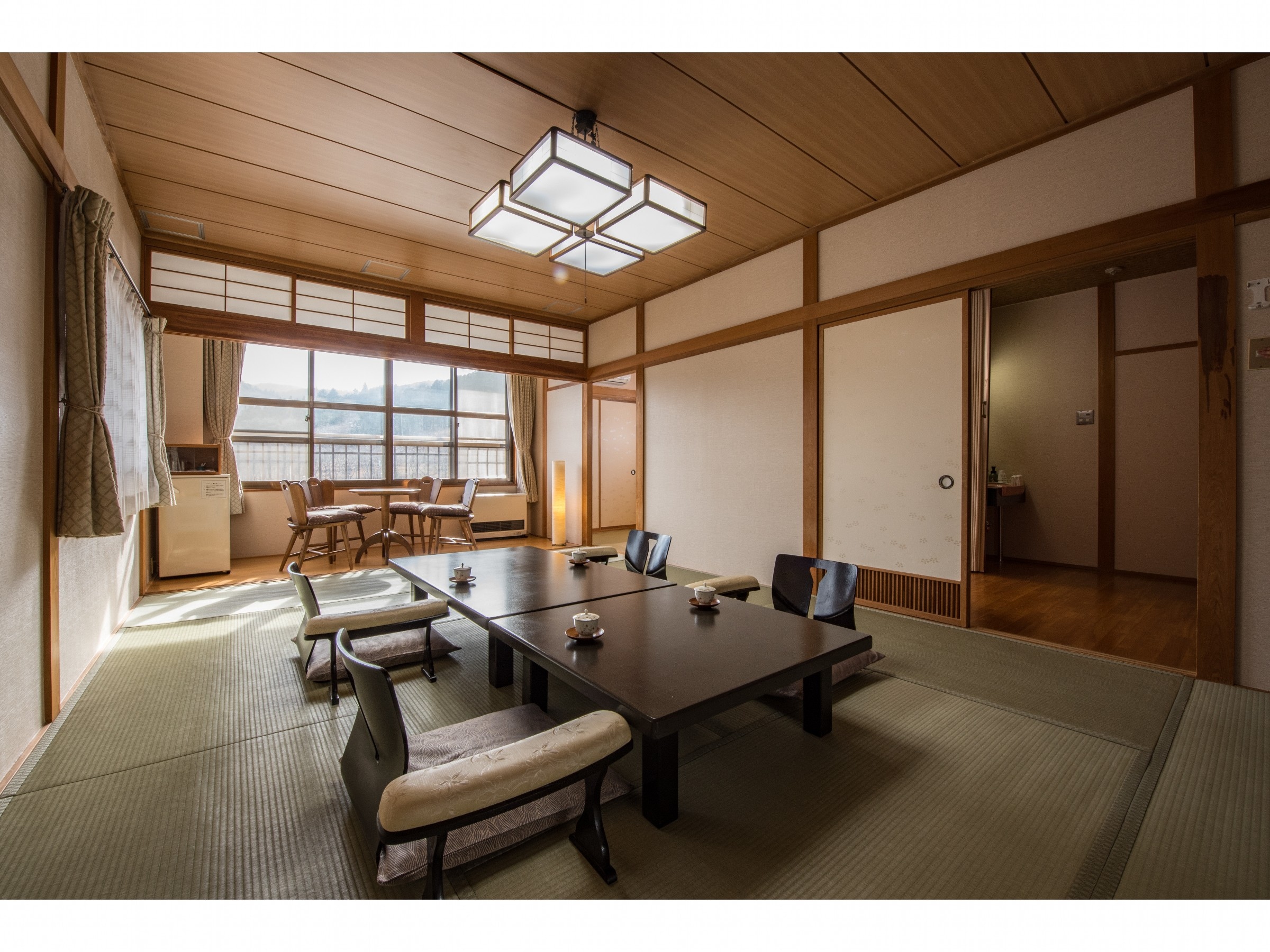 ห้องถัดไปมี 12 เสื่อทาทามิและ 8 เสื่อทาทามิ ในห้องสไตล์ญี่ปุ่น (มีอ่างอาบน้ำและห้องสุขา)