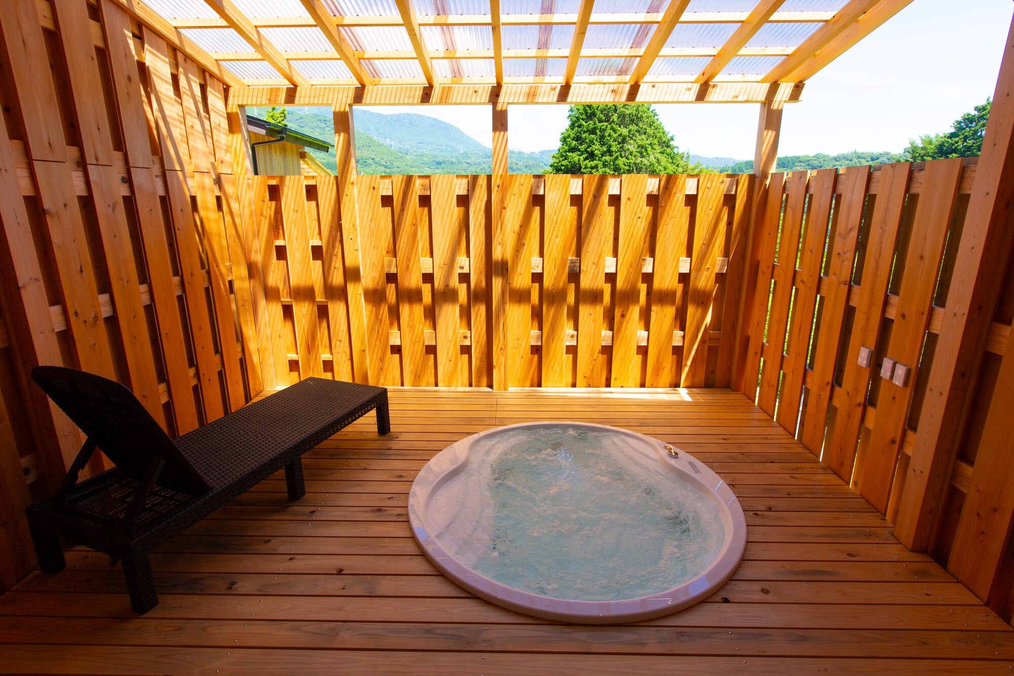Private half-open-air jacuzzi bath (2 locations)