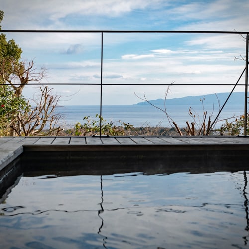 [Villa: Yu-yu-] A wooden deck full of liberation. You can see Izu Oshima from the bathtub filled with hot springs.
