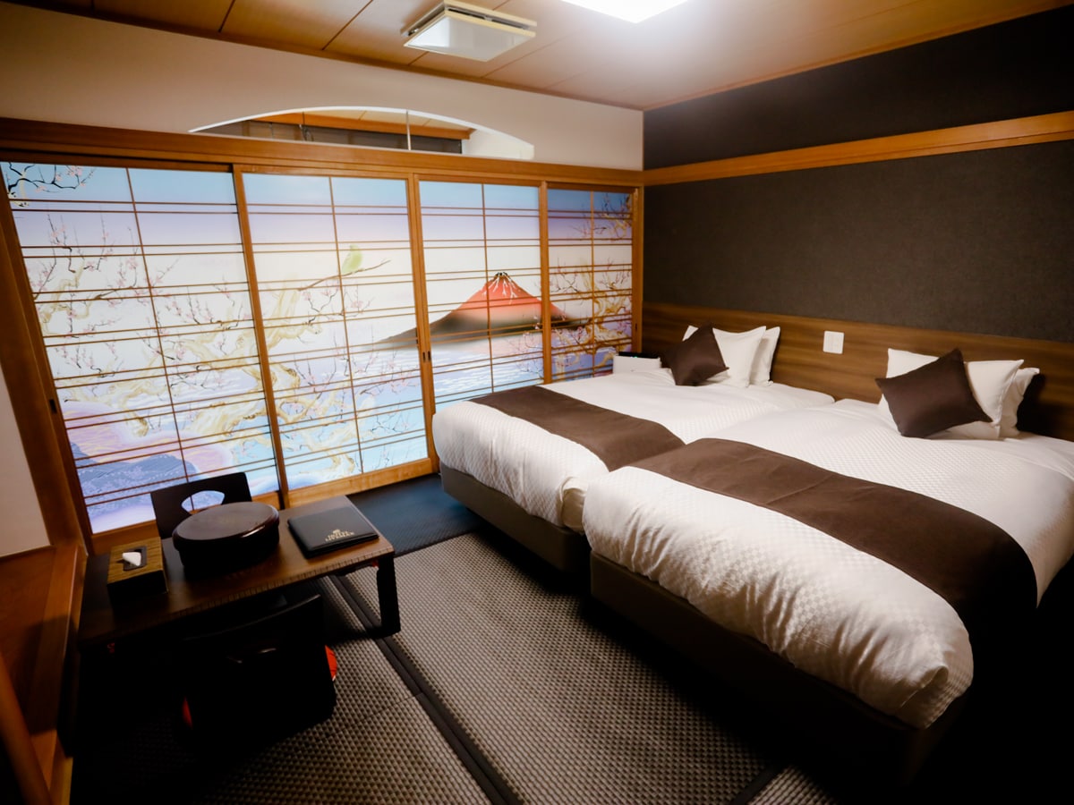 Kamar modern Jepang dengan bak mandi cemara terbuka, 27 meter persegi