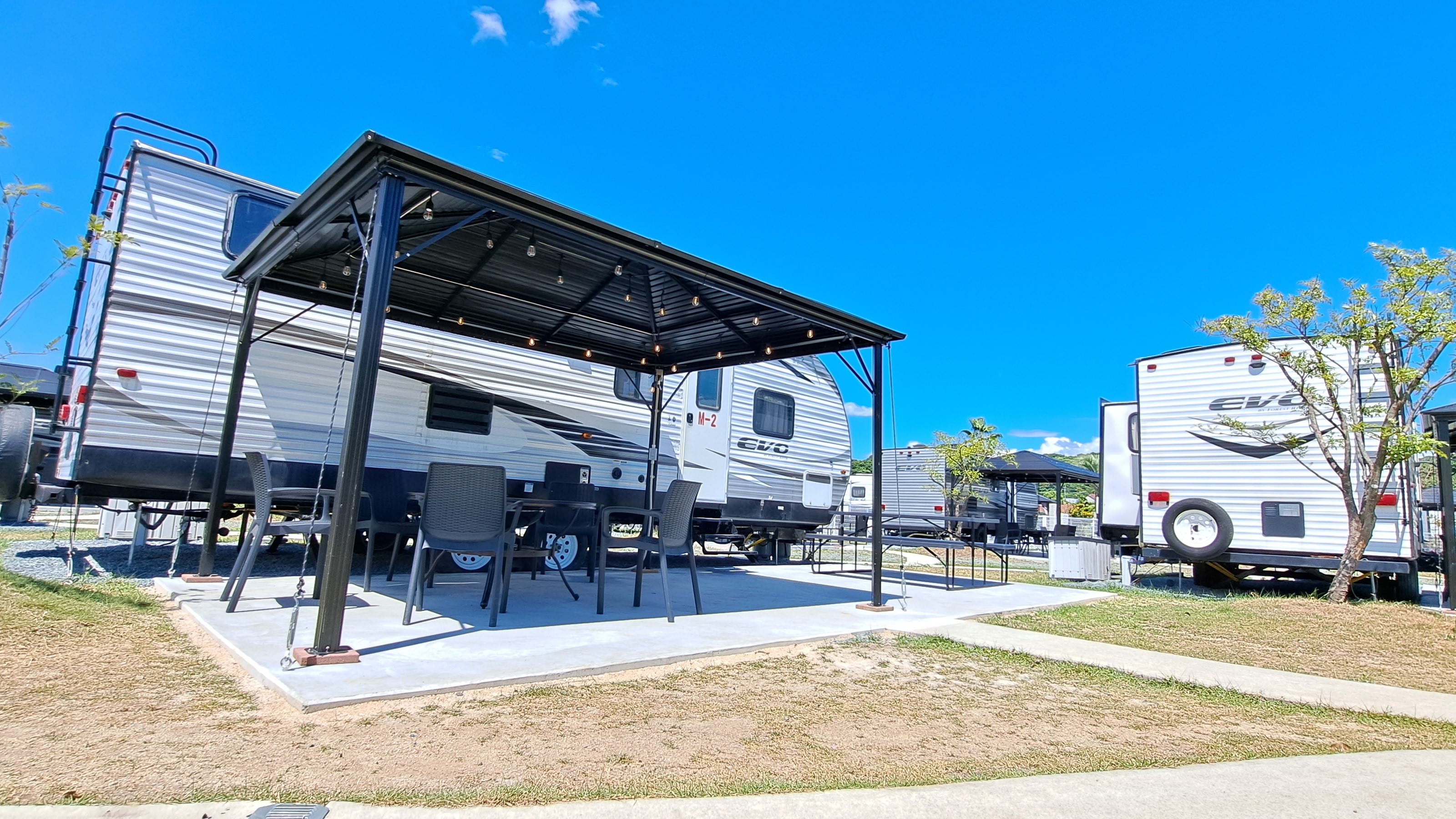 [Trailer house] Tables and chairs that can be used for BBQ and outdoor living space are also available.