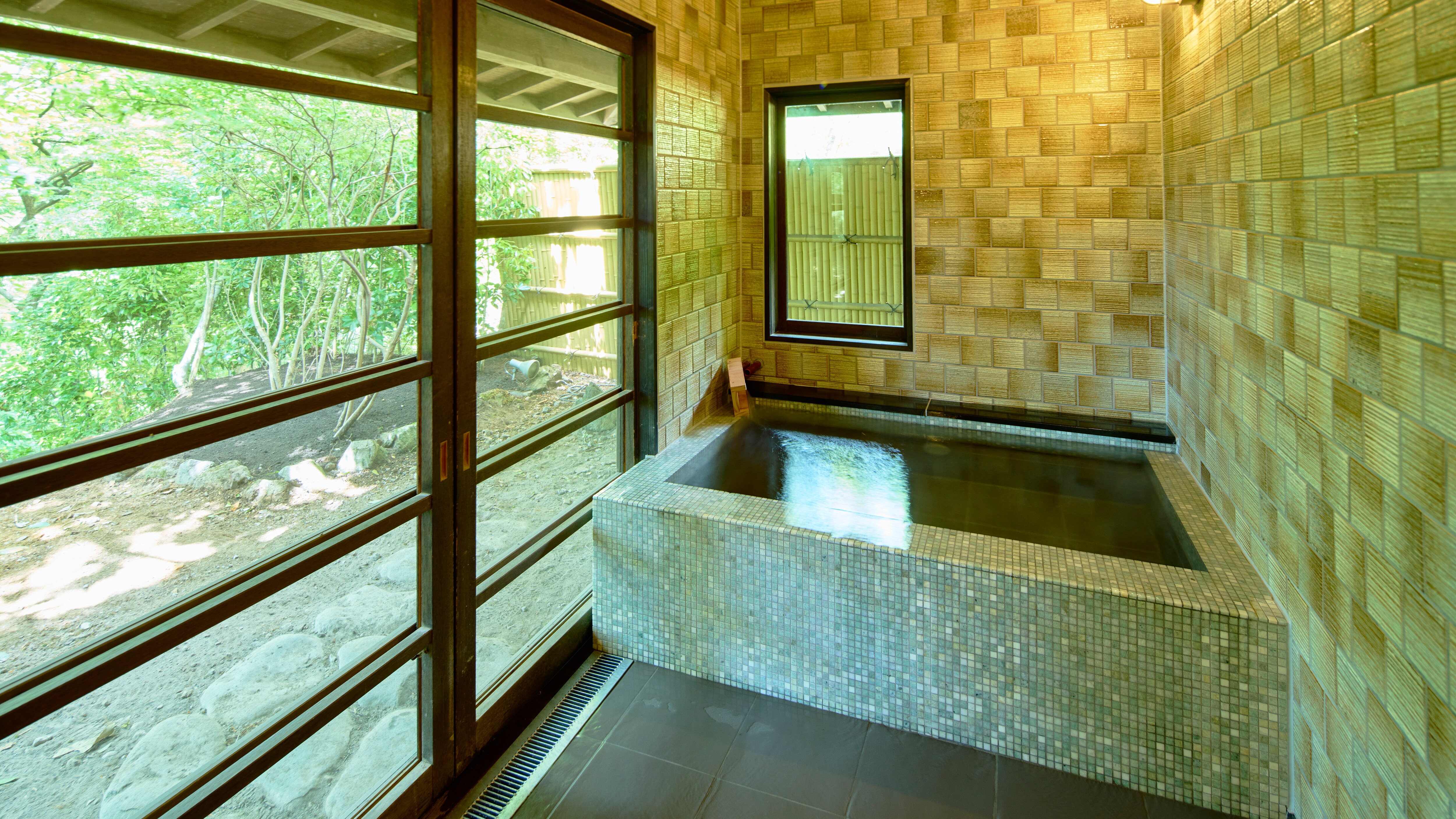 [Special Japanese-style room] A semi-open-air bath overlooking nature