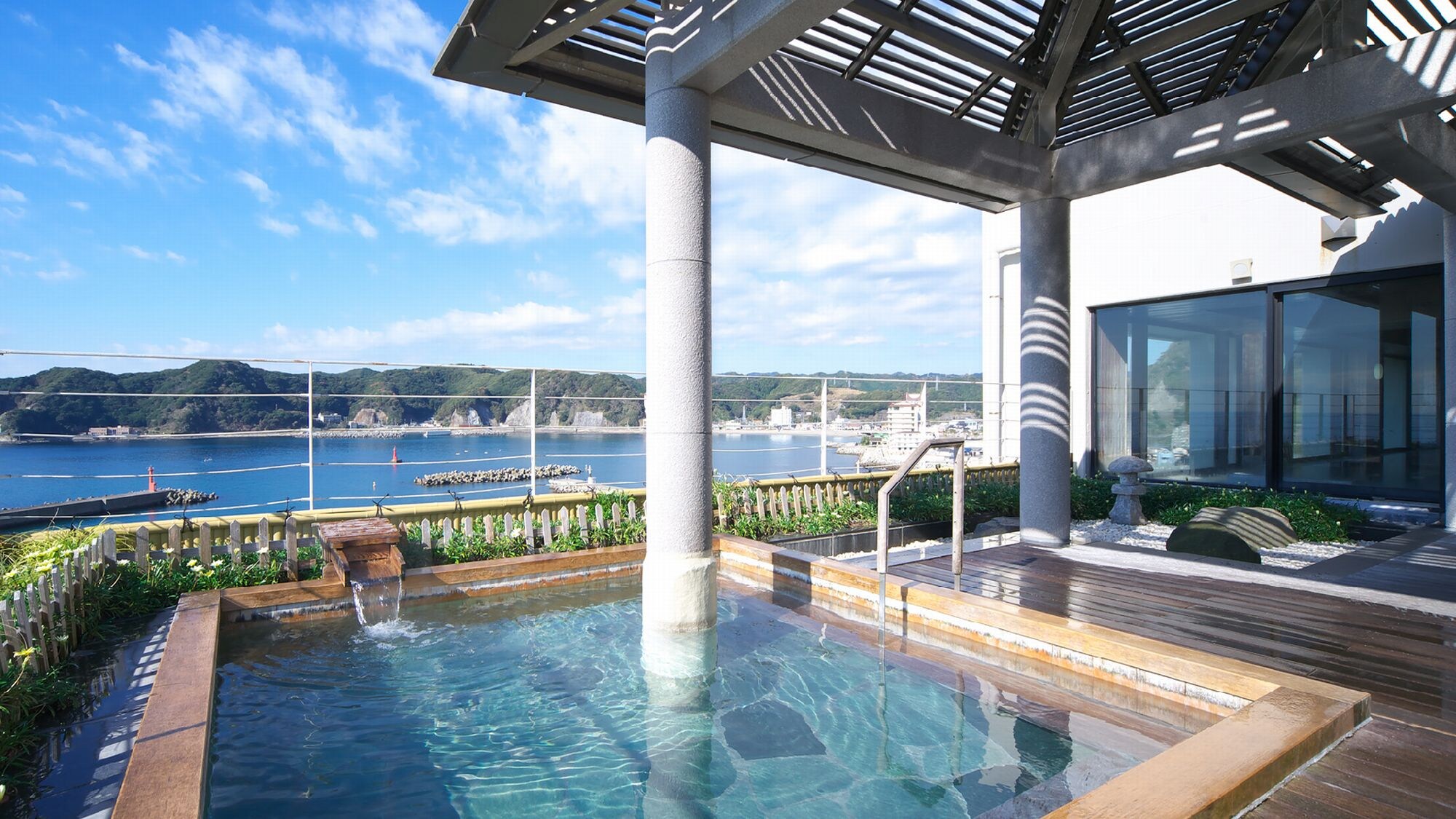 [Sky Garden Bath/Manten no Yu] Natural wood and natural hot spring water will warm your body and soul.