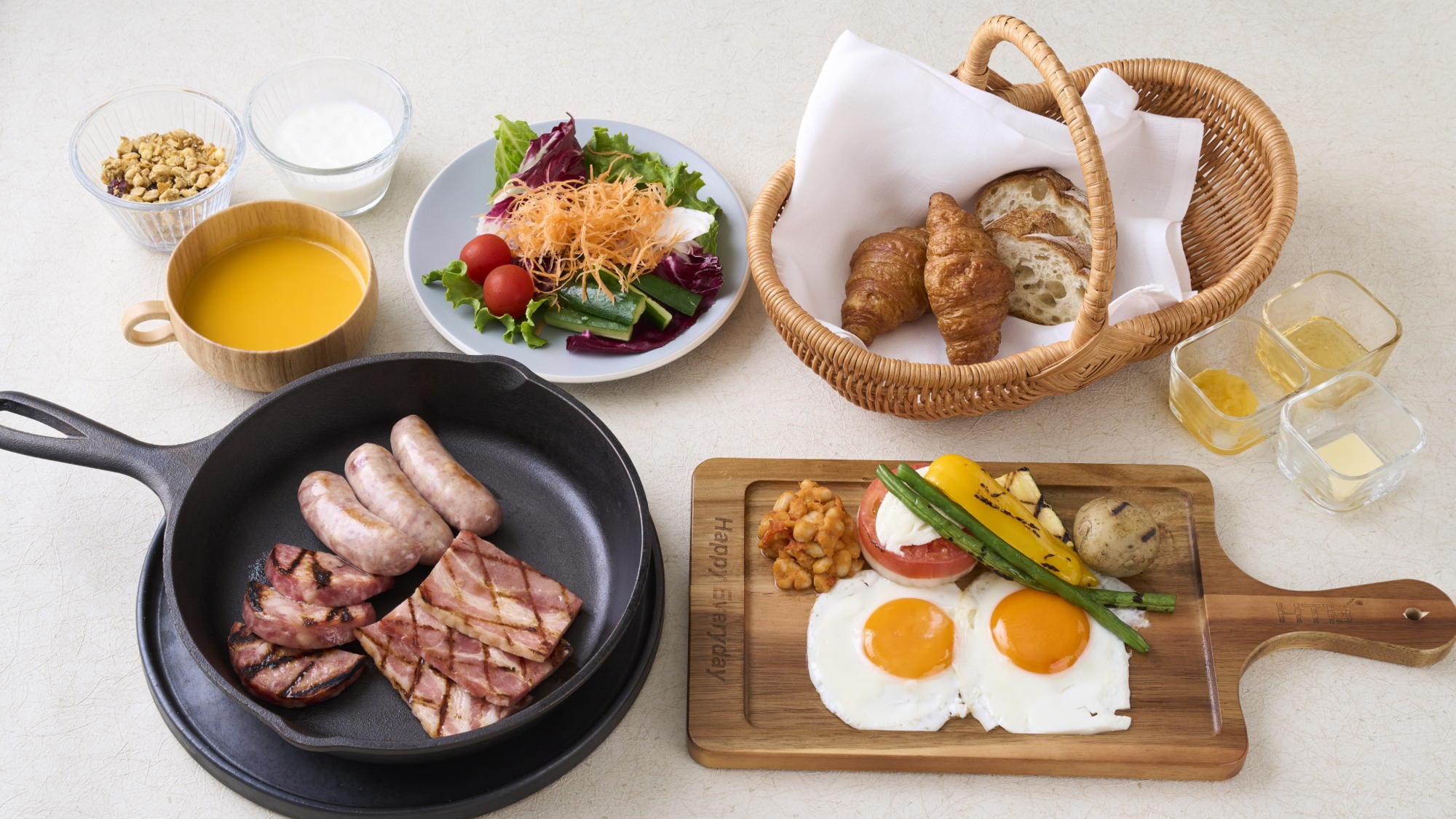 [Hình ảnh bữa sáng] Bữa sáng "phong cách Brekkie" gồm xúc xích, thịt xông khói, trứng chiên và nhiều món khác được phục vụ trên một đĩa
