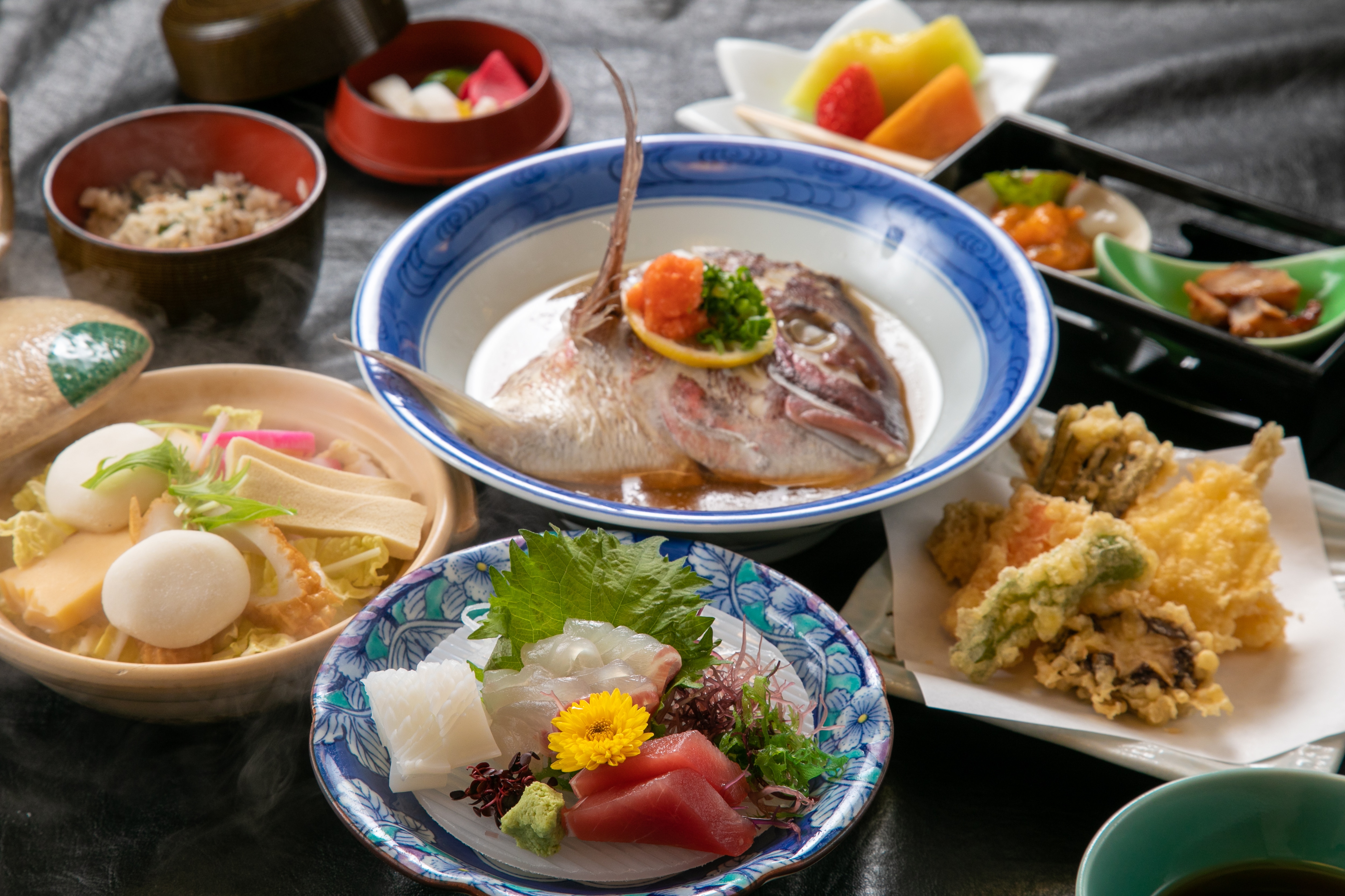 An example of dinner. A multi-course meal that makes use of the seafood from Ariake and the natural bounty of Shimabara.