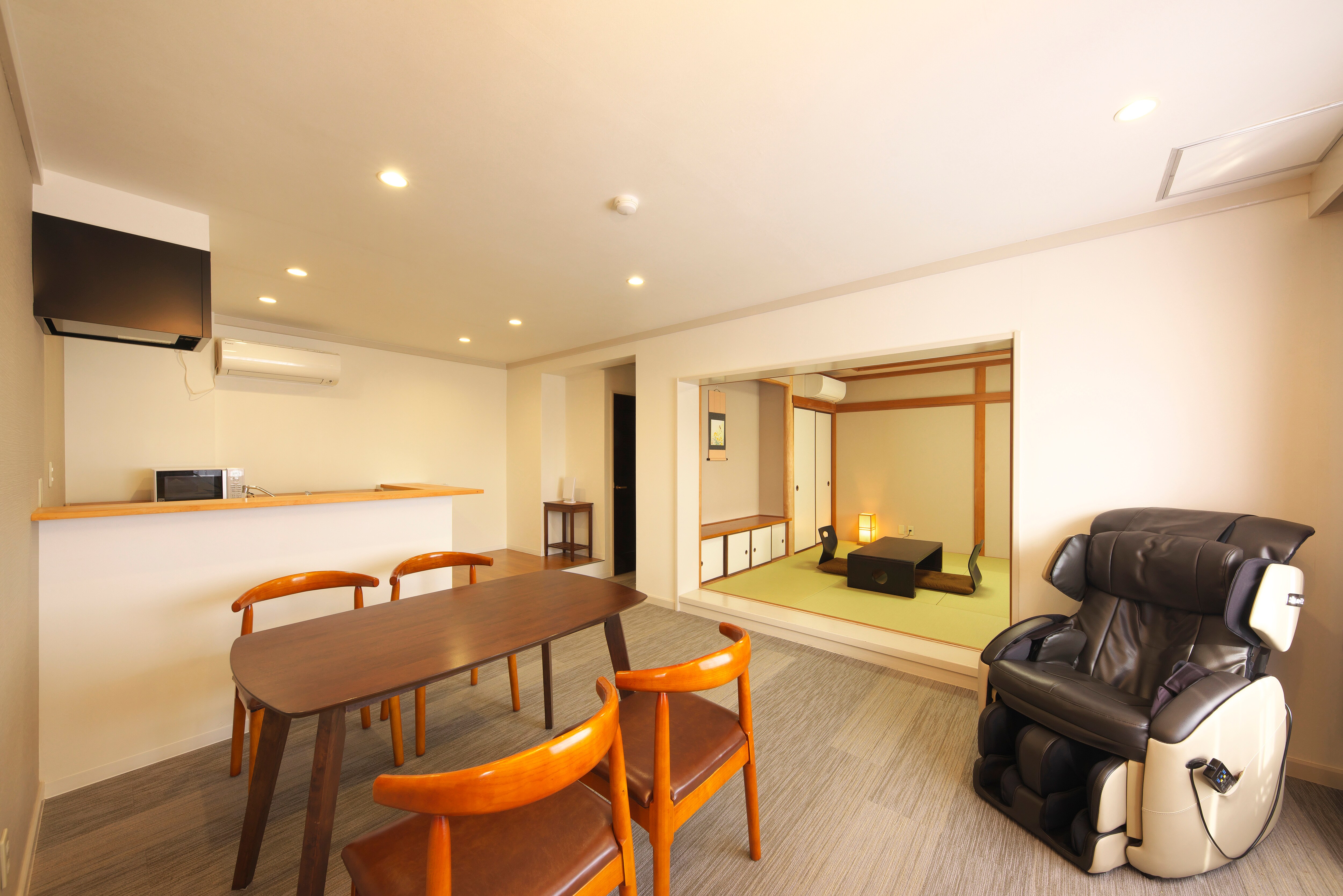 [Room 205 67.2㎡] Corner suite living room