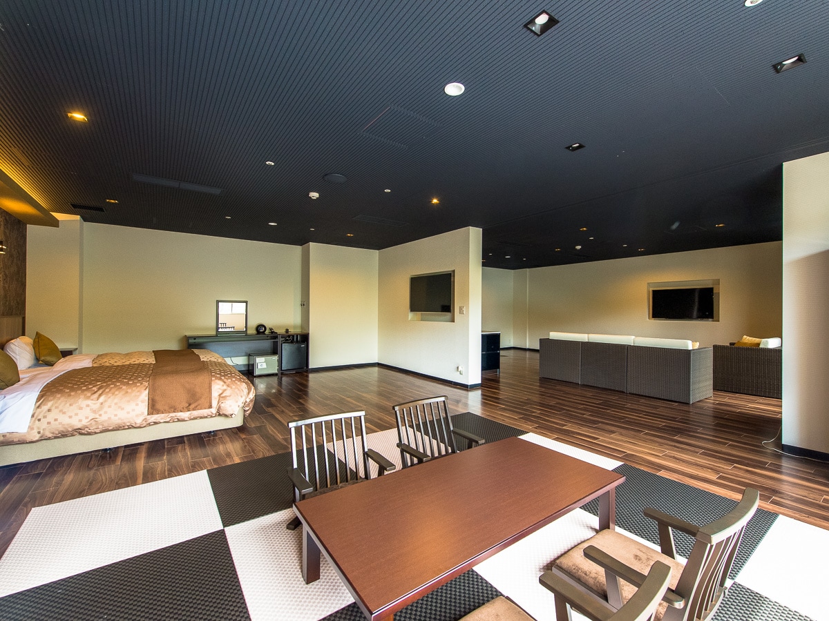 [Premium Suite] 90 square meters + private terrace 10 square meters, Shigaraki ware open-air bath