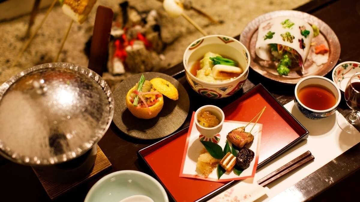 您可以享用由廚師精心挑選的時令食材烹製的日式料理以及在壁爐旁享用的懷石料理。