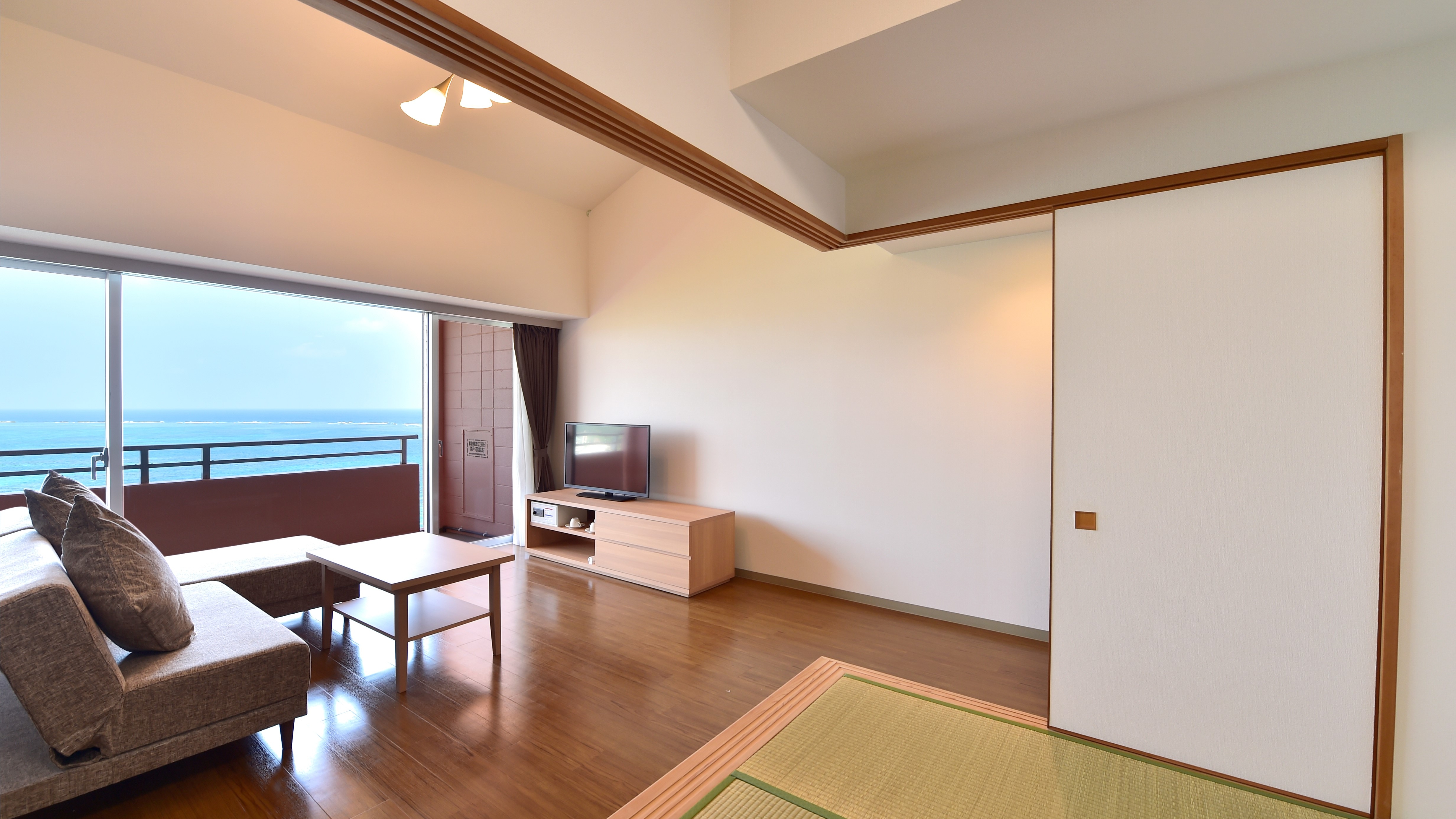 [Type B Japanese-Western Room] The spacious Japanese-Western room is recommended for families and groups.