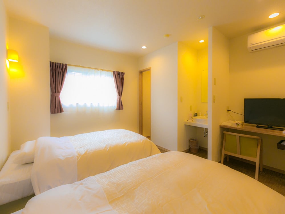 Western-style twin room (with bath and toilet) Mountain-facing room