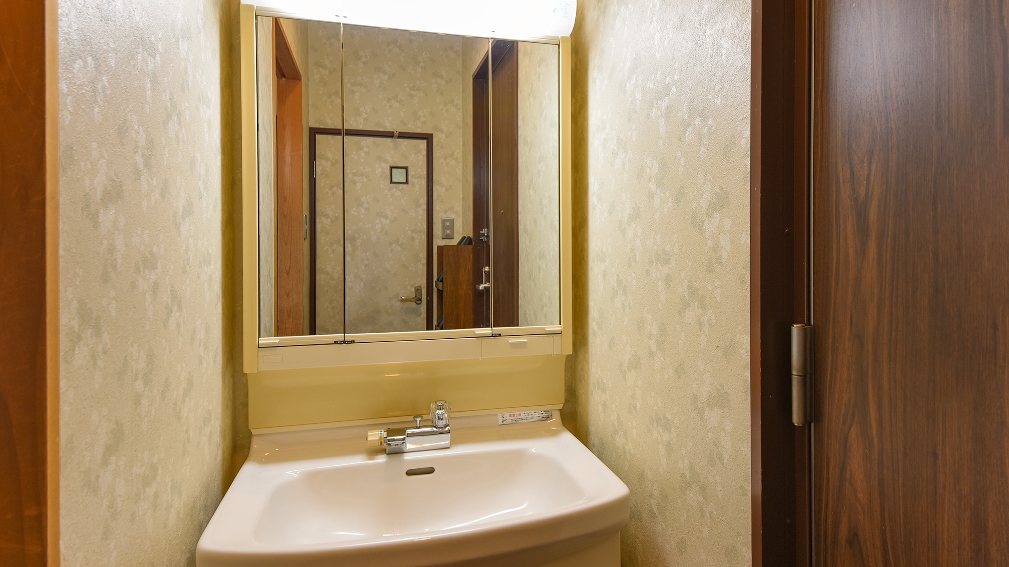 *[Japanese-style room] The bathroom is separate and very convenient.