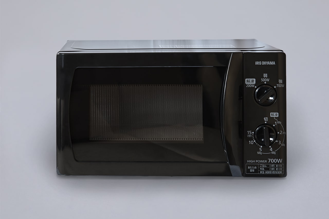 Itu juga dilengkapi dengan oven microwave, yang nyaman untuk makanan ringan.