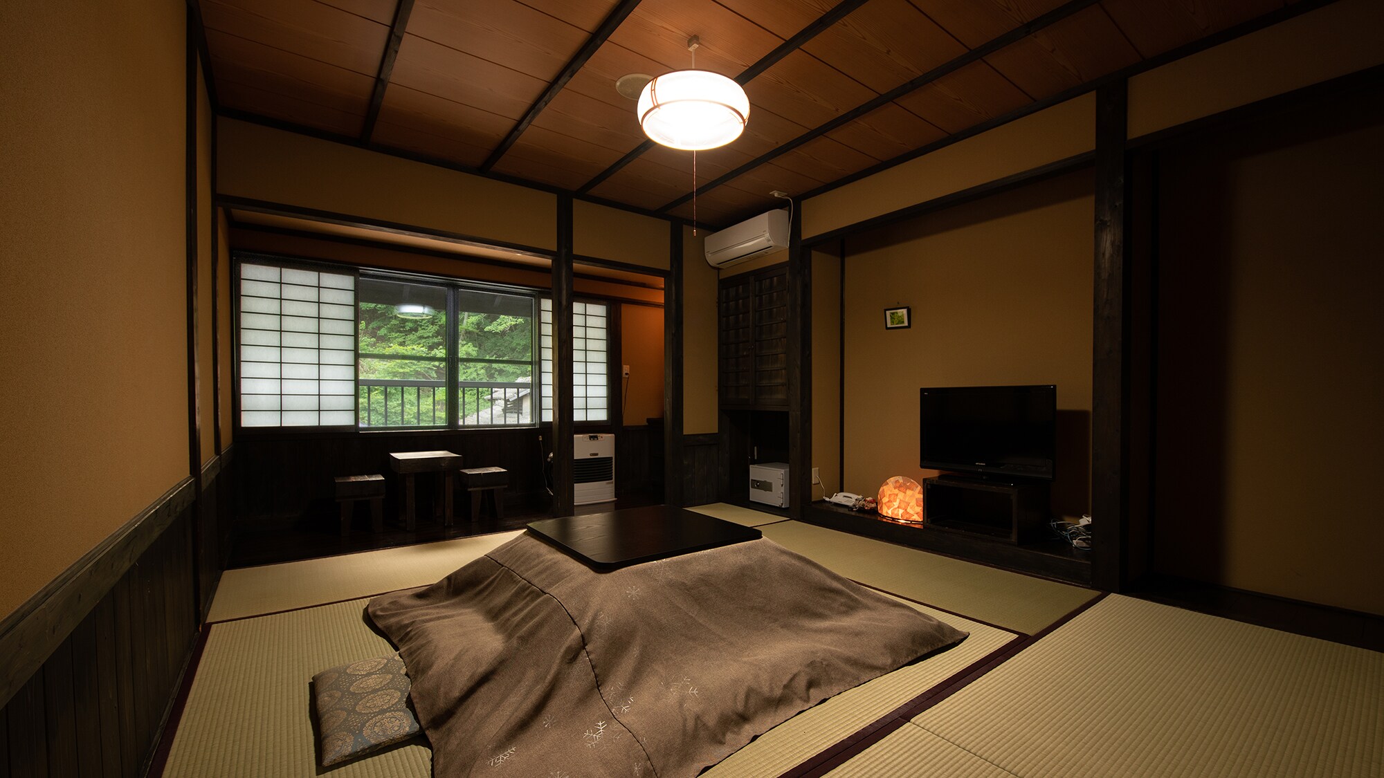 * [New building Japanese-style room 8 tatami mats] Kotatsu is available in winter.