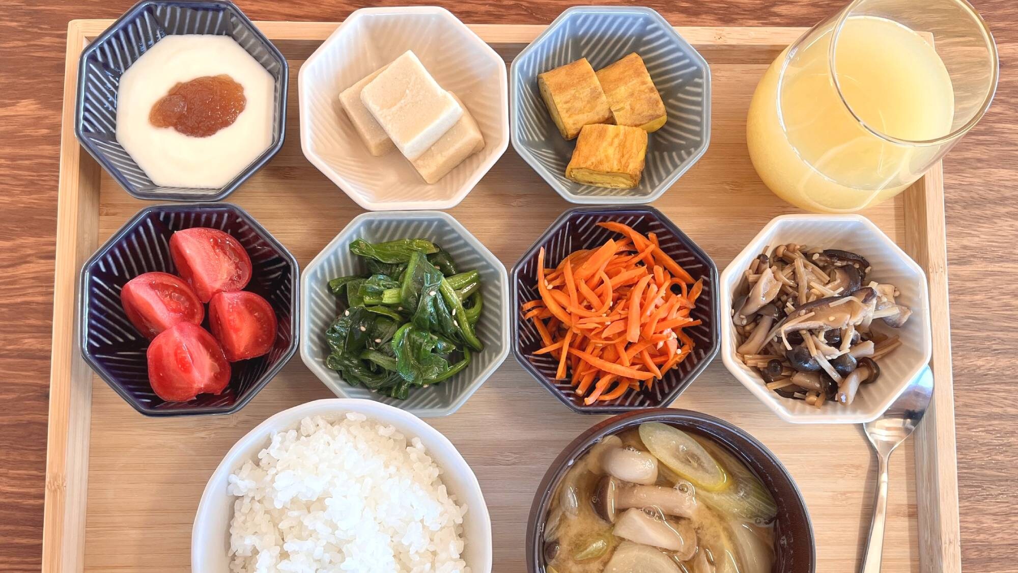 ・[Ví dụ về bữa sáng] Một bữa ăn Nhật Bản với 5-6 món ăn kèm tự làm