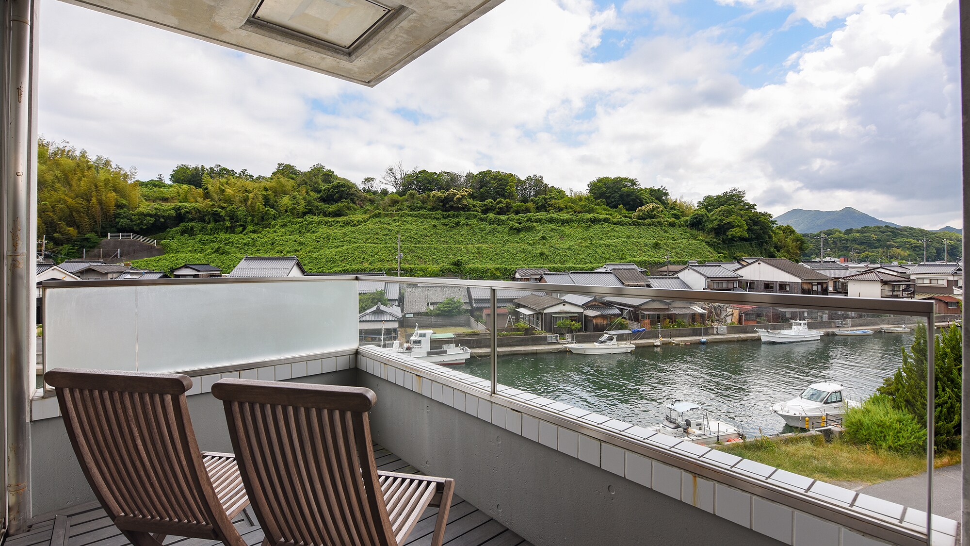 [Canal Japanese-Western Room (305)] You can sit on the terrace chairs and enjoy the view of the canal outside.